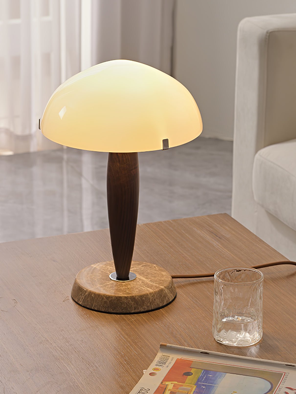 Lampe à poser moderne Magnar en Marbre Foncé noyer et blanc