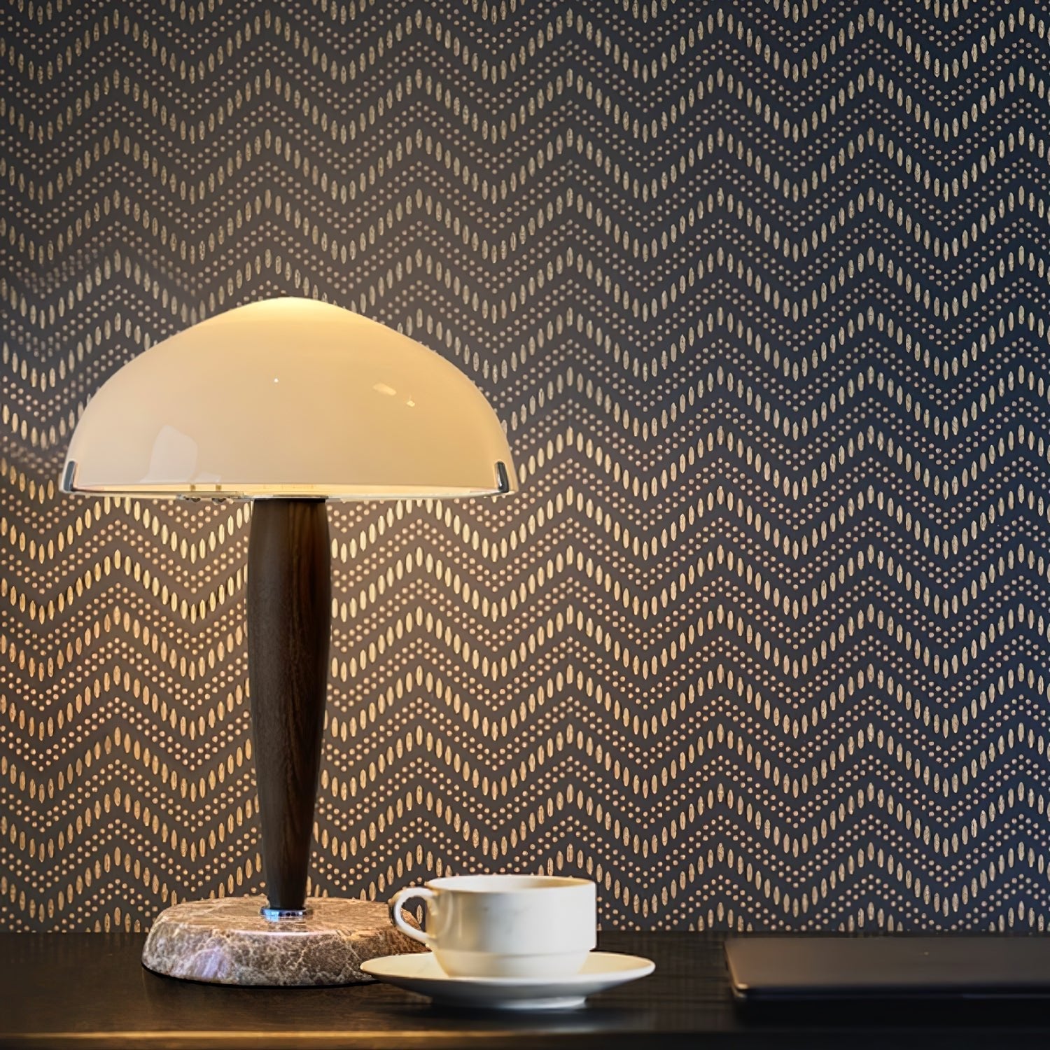 Lampe à poser moderne Magnar en Marbre Foncé noyer et blanc