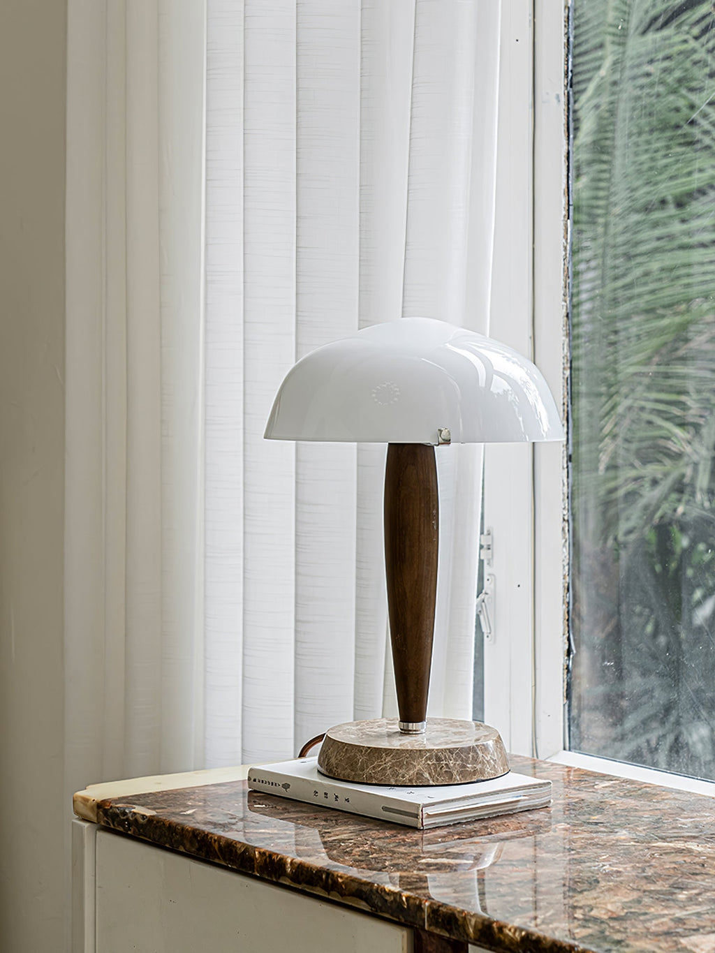 Lampe à poser moderne Magnar en Marbre Foncé noyer et blanc