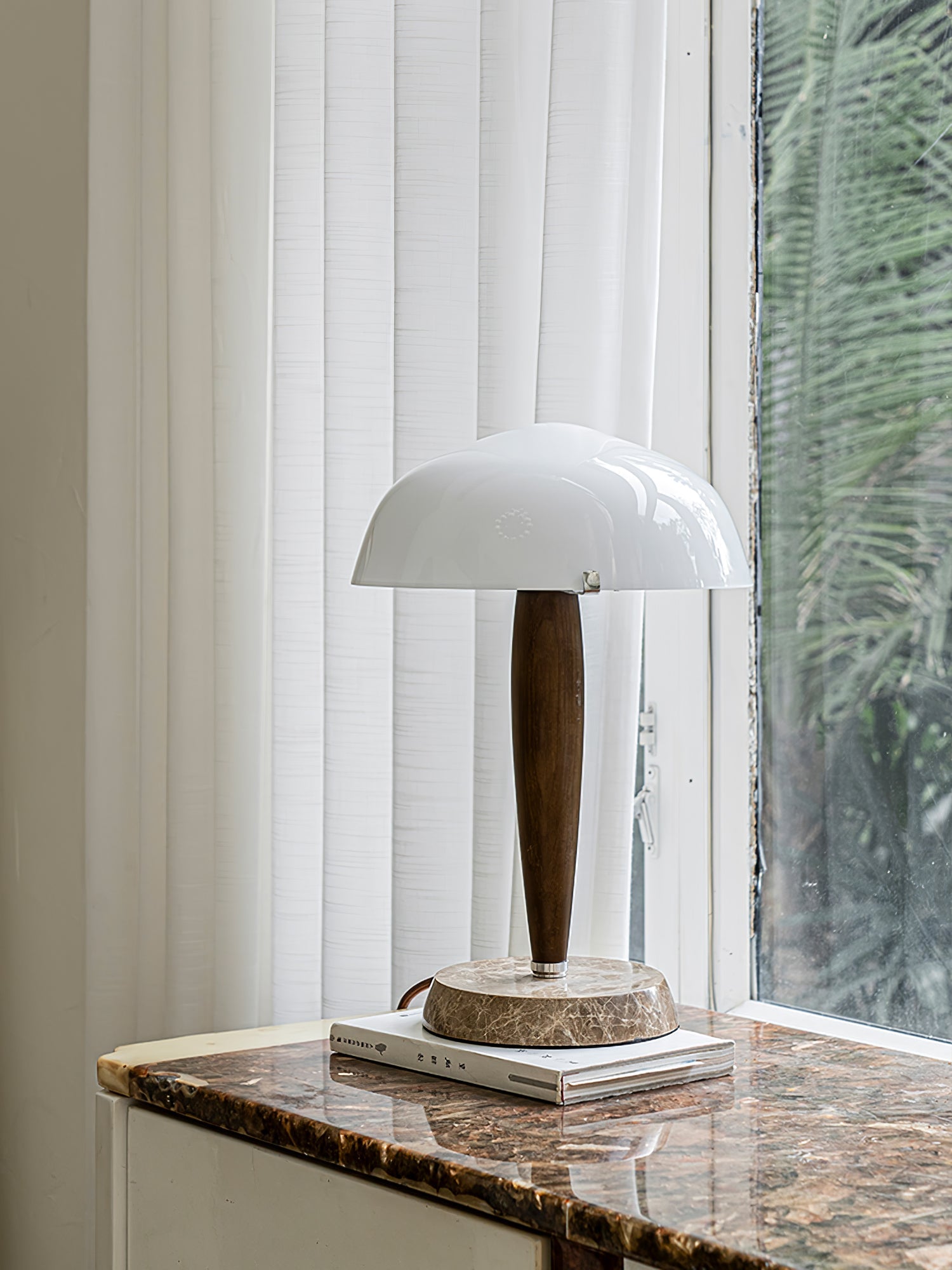 Lampe à poser moderne Magnar en Marbre Foncé noyer et blanc