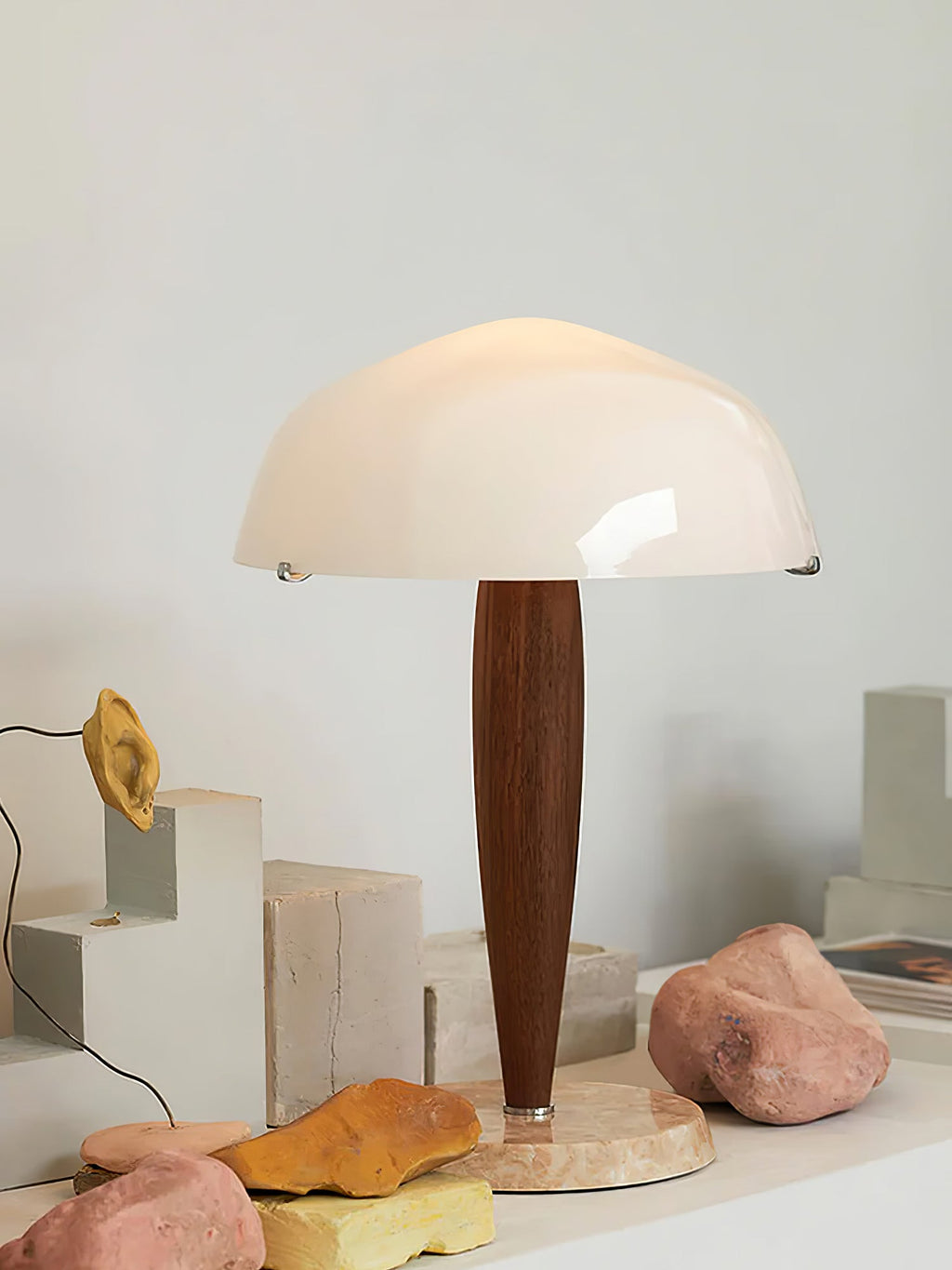 Lampe à poser moderne Magnar en Marbre Foncé noyer et blanc