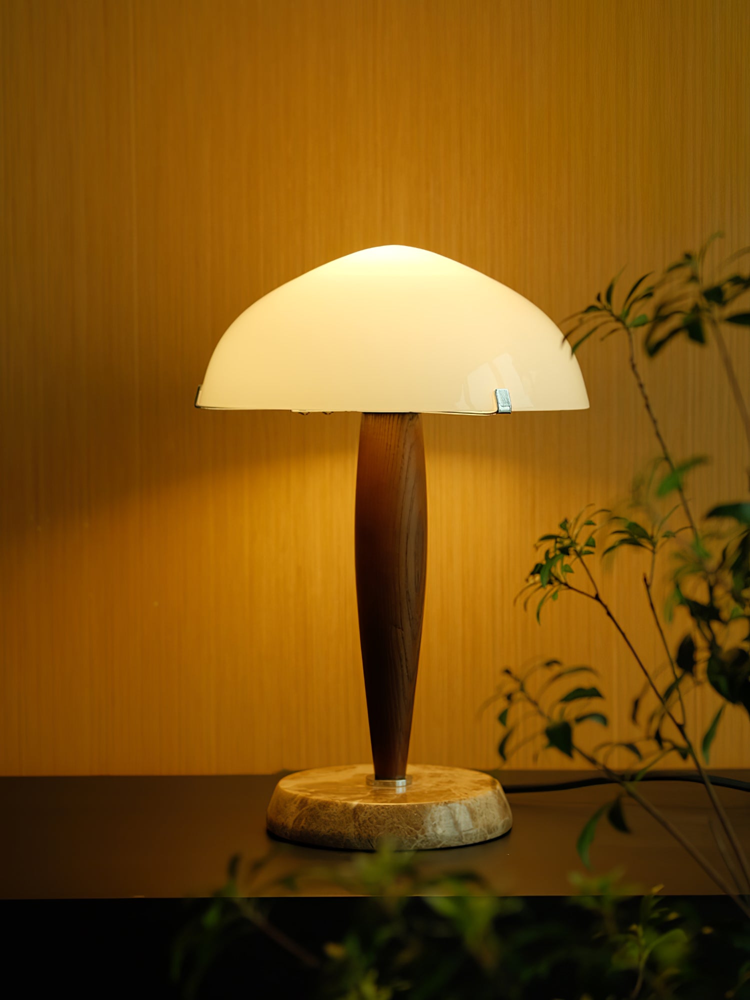 Lampe à poser moderne Magnar en Marbre Foncé noyer et blanc