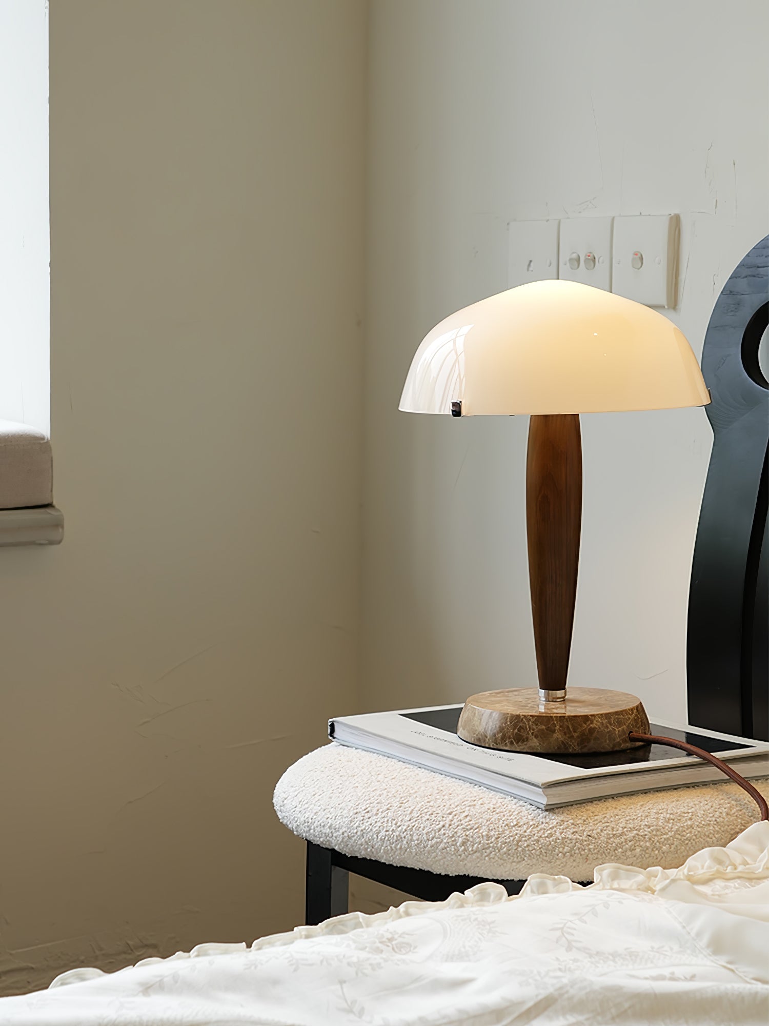 Lampe à poser moderne Magnar en Marbre Foncé noyer et blanc