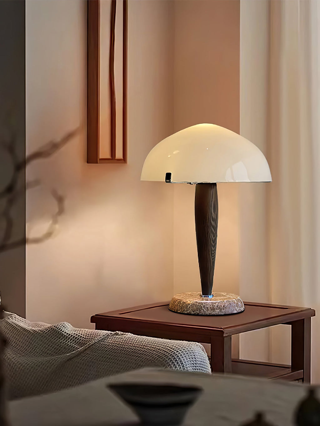 Lampe à poser moderne Magnar en Marbre Foncé noyer et blanc