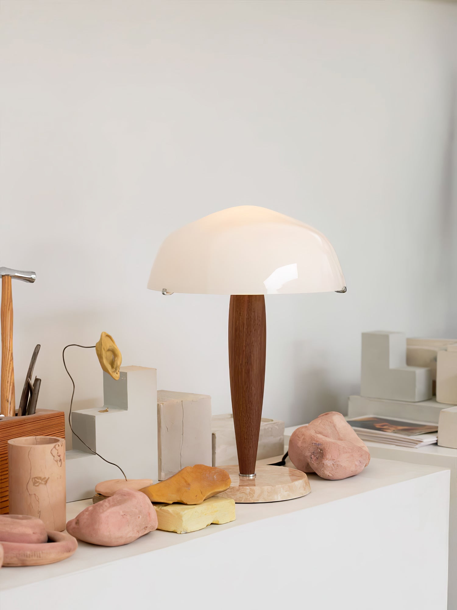Lampe à poser moderne Magnar en Marbre Foncé noyer et blanc