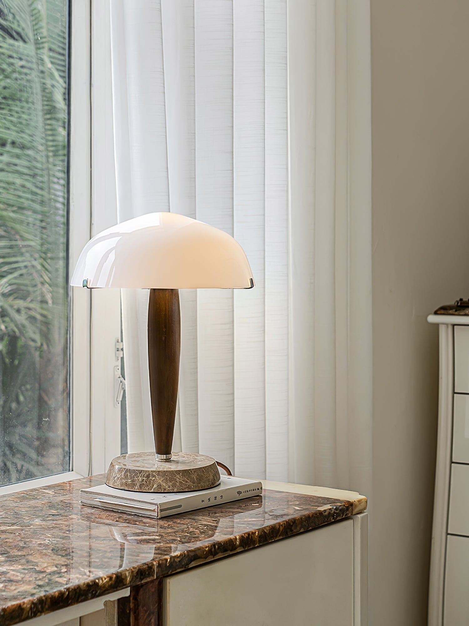 Lampe à poser moderne Magnar en Marbre Foncé noyer et blanc