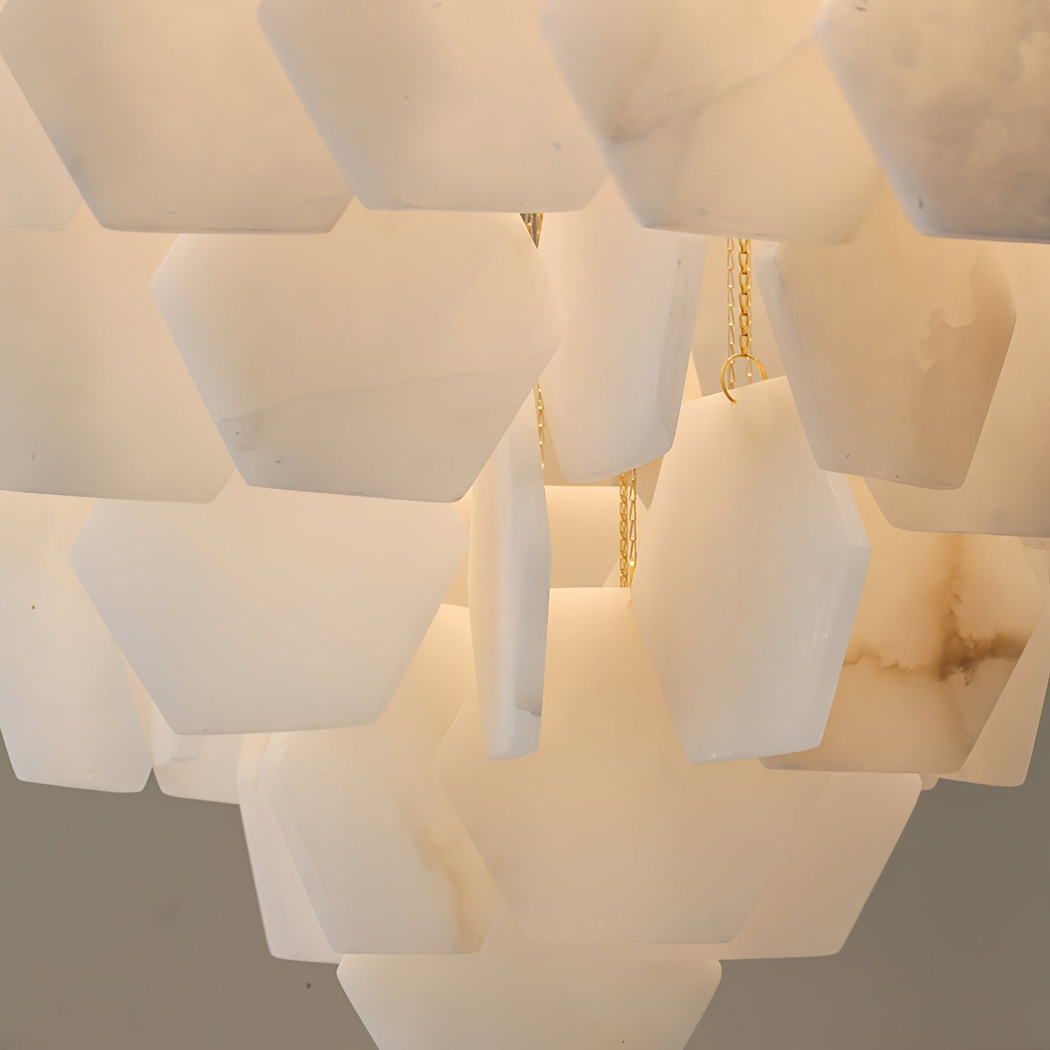 Lustre moderne Hlynur en Albâtre Or et blanc