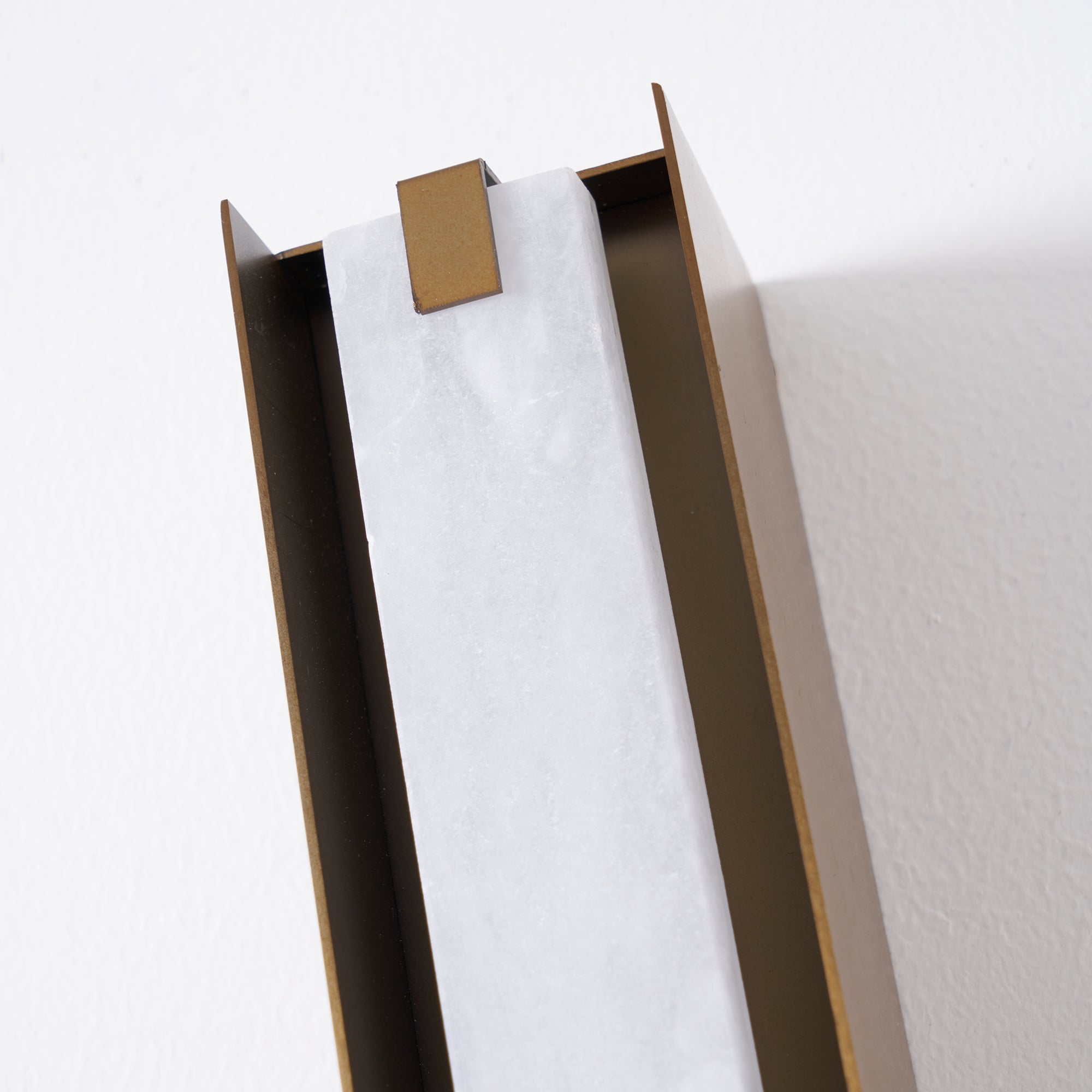 Applique murale moderne Solvi en Albâtre Bronze et blanc