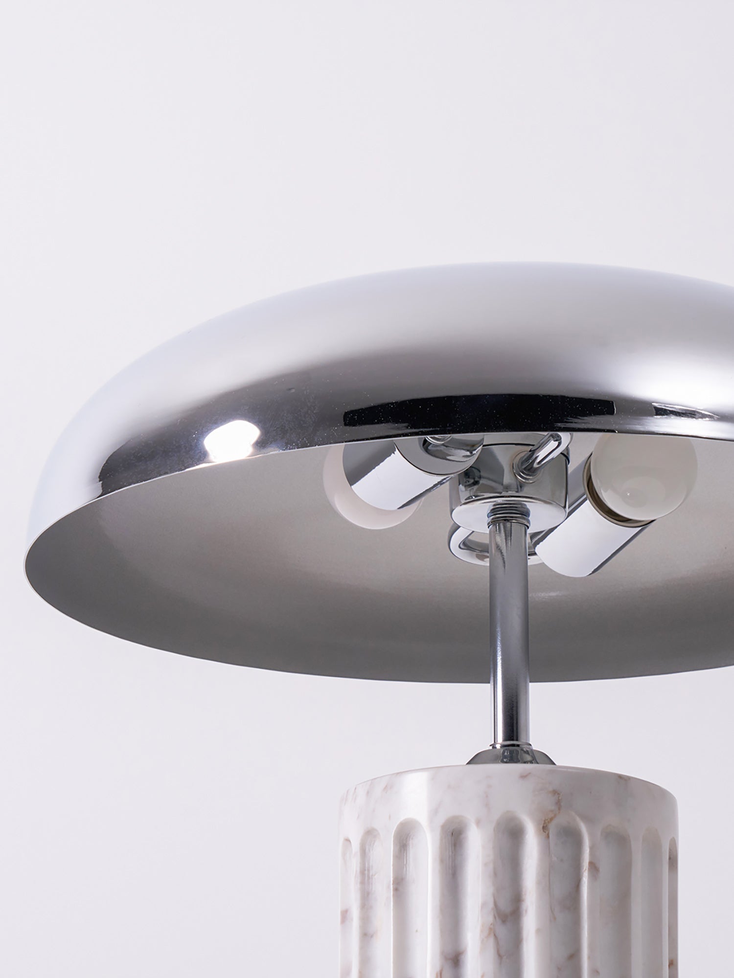 Lampe à poser moderne Wyatt en Marbre Blanc et chrome
