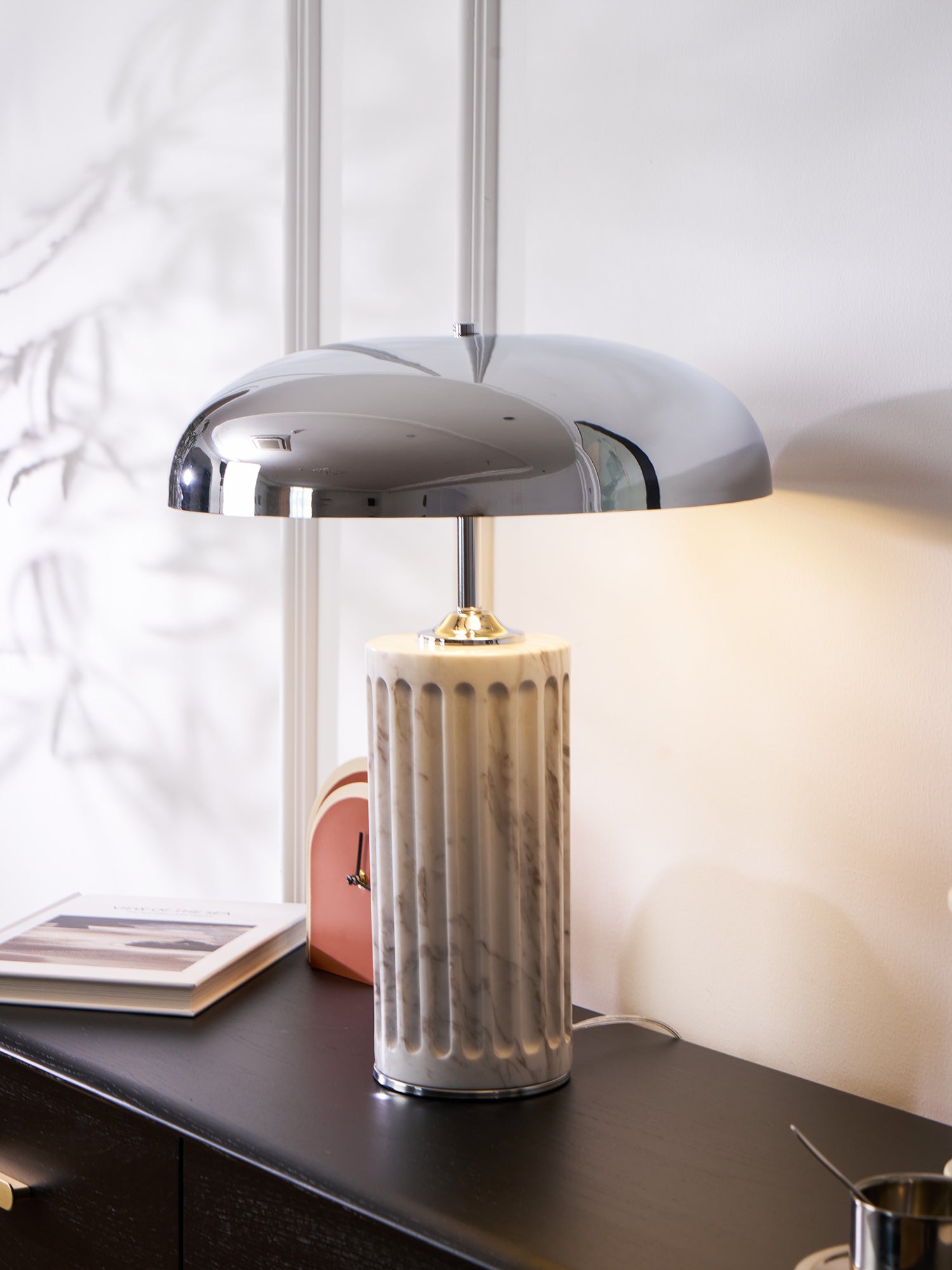 Lampe à poser moderne Wyatt en Marbre Blanc et chrome