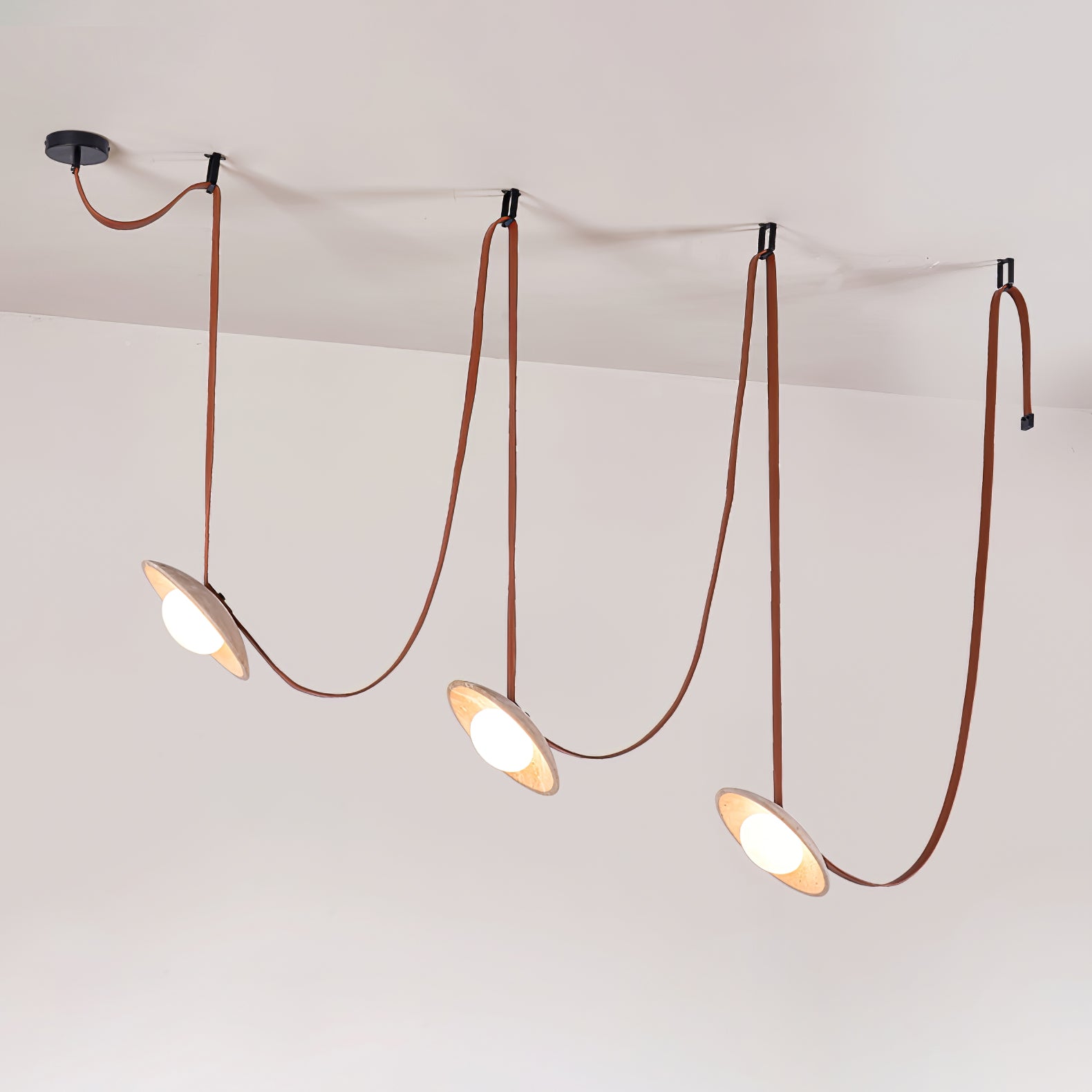 Suspension moderne Ingmar en pierre Travertin jaune et rouge cuir