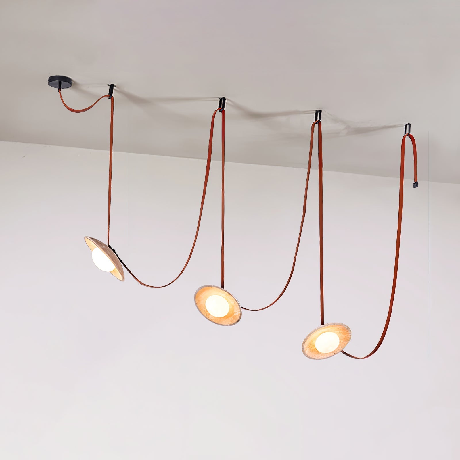 Suspension moderne Ingmar en pierre Travertin jaune et rouge cuir