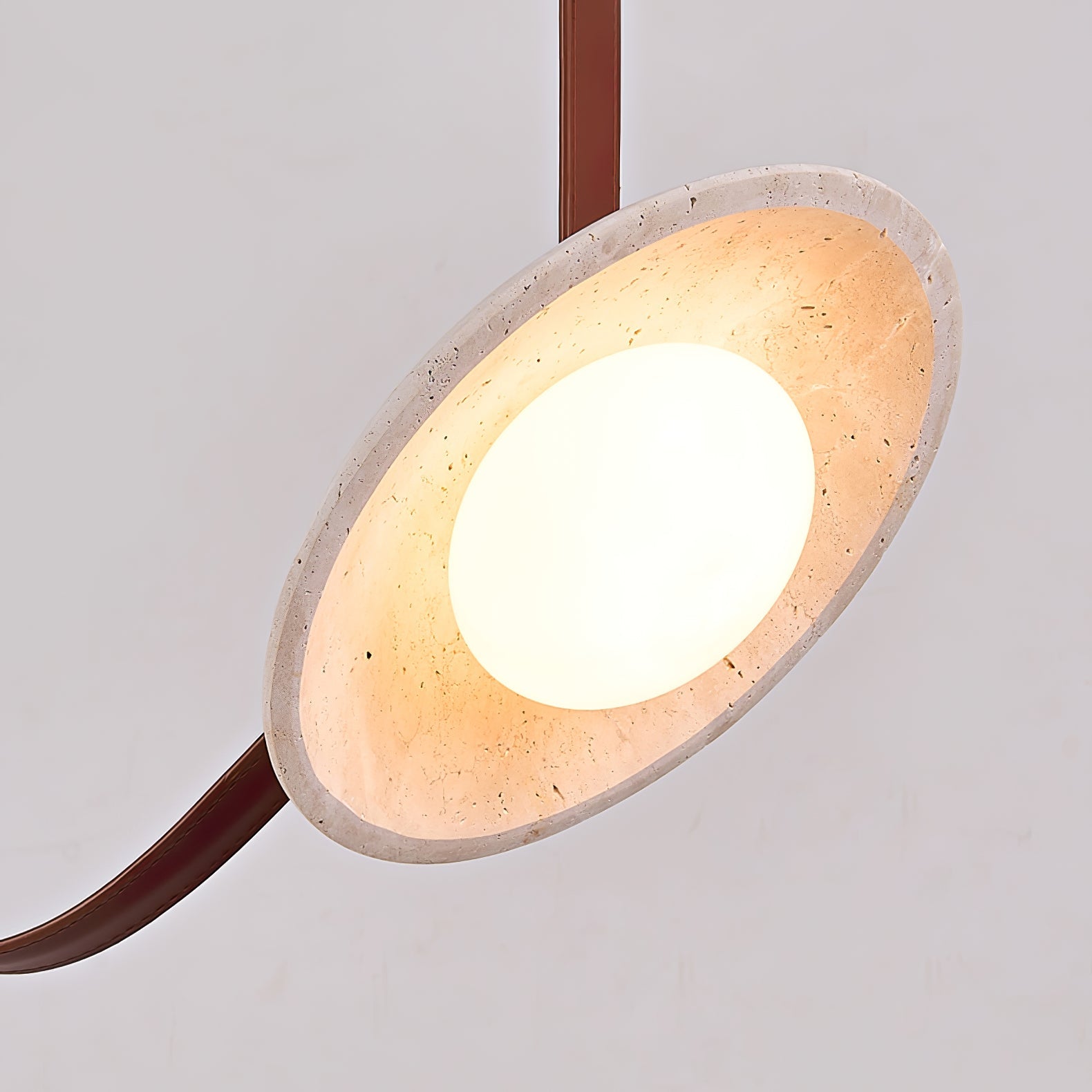Suspension moderne Ingmar en pierre Travertin jaune et rouge cuir