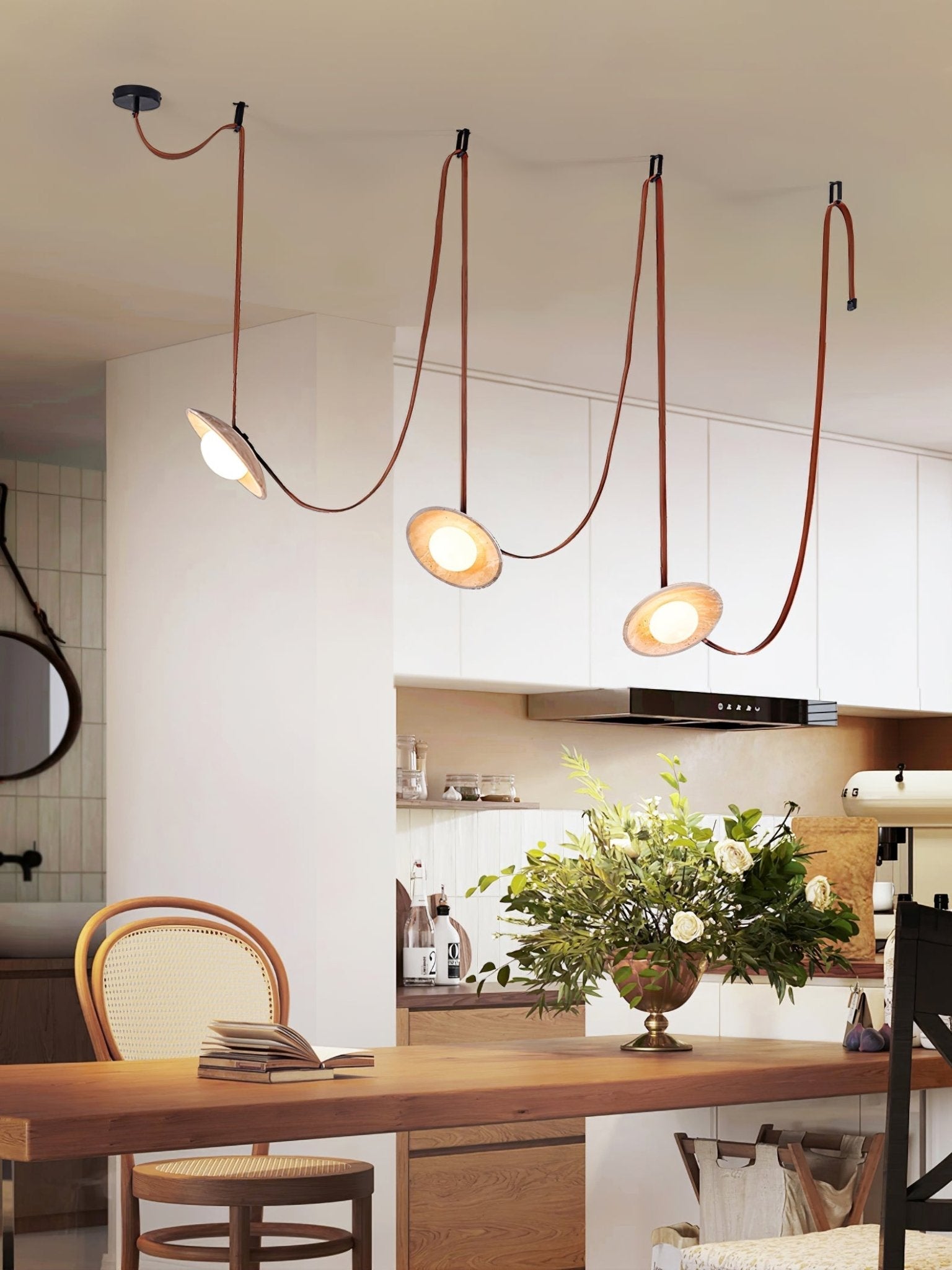 Suspension moderne Ingmar en pierre Travertin jaune et rouge cuir