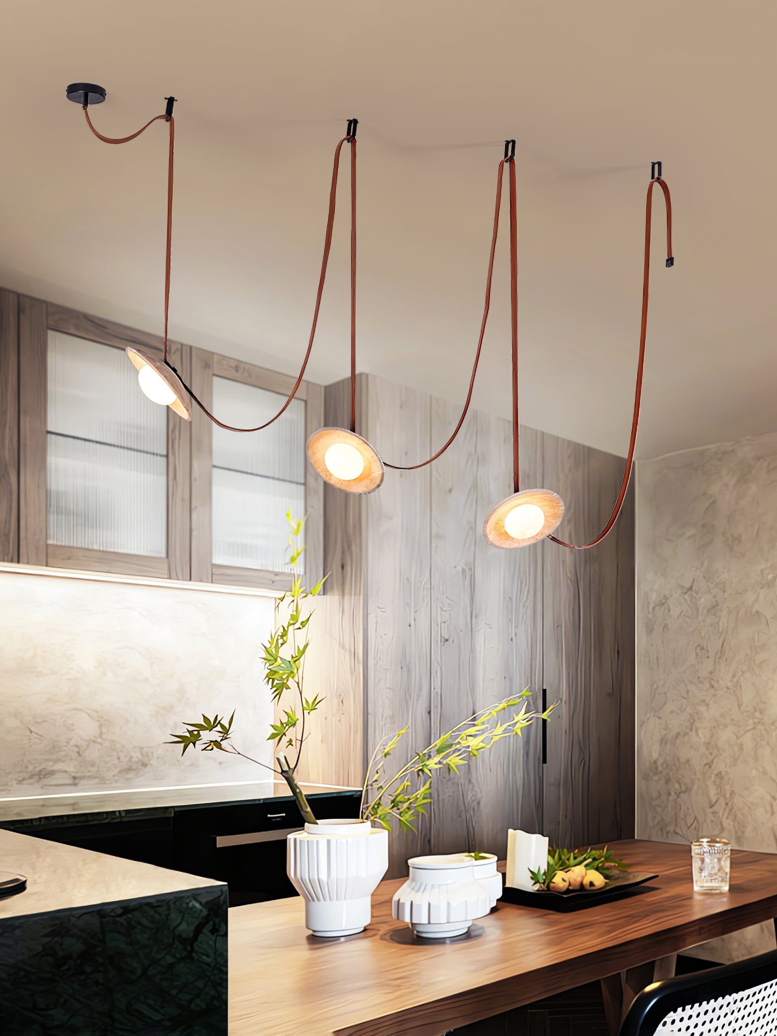 Suspension moderne Ingmar en pierre Travertin jaune et rouge cuir