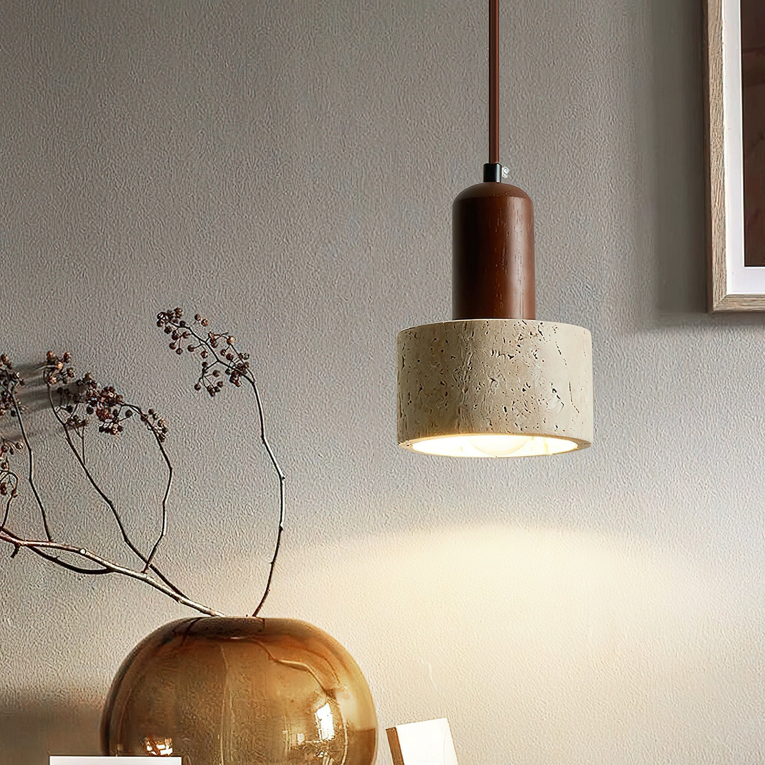 Suspension moderne Llyr en Travertin jaune et noyer