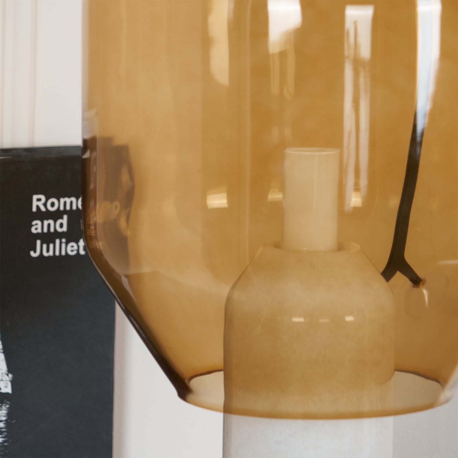 Lampe à poser moderne Gudik en Noir marbre et ambre verre