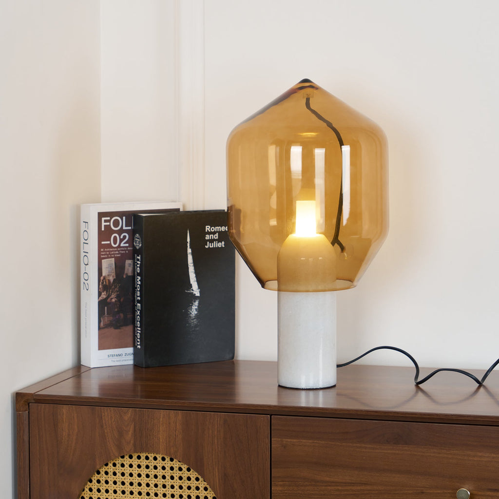 Lampe à poser moderne Gudik en Noir marbre et ambre verre