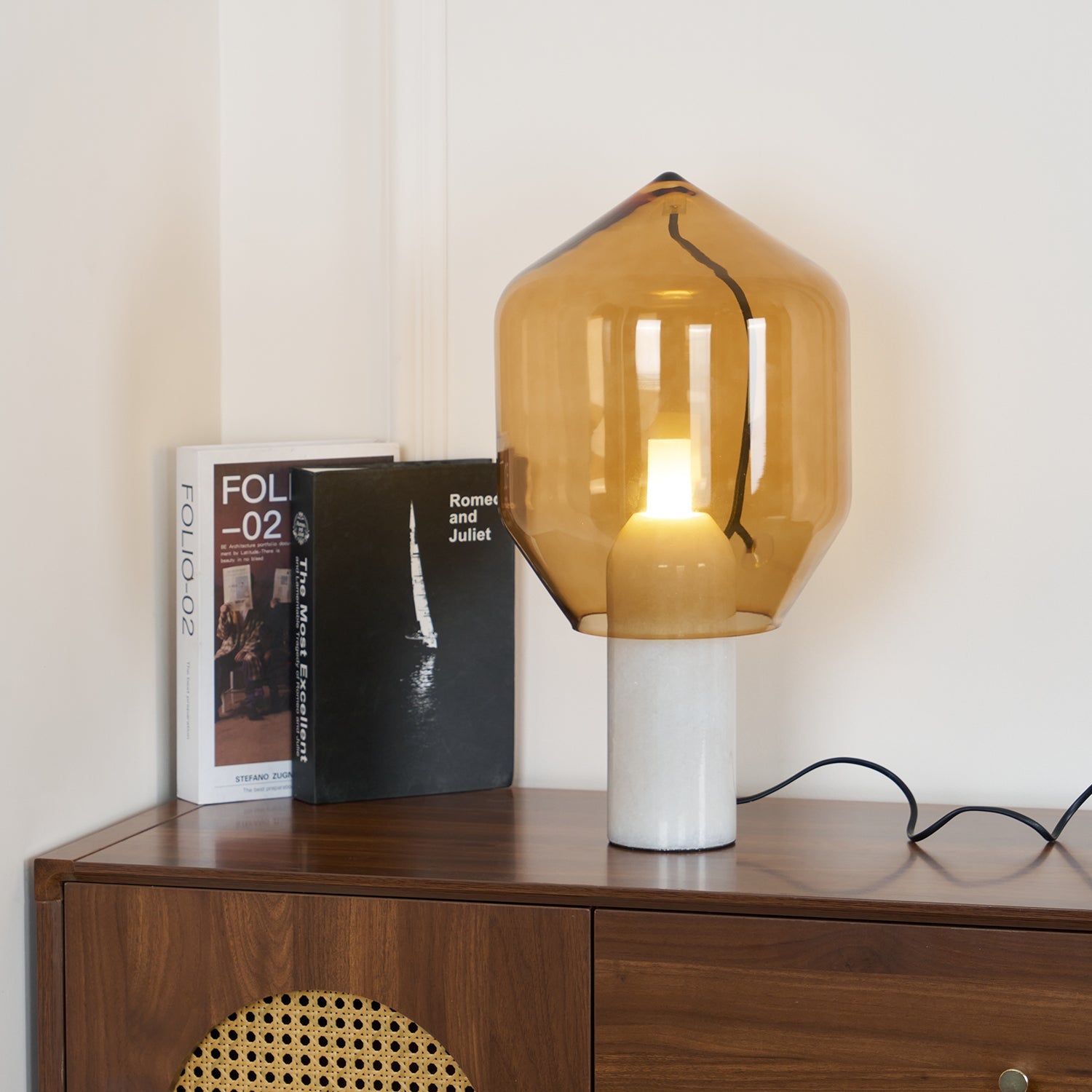 Lampe à poser moderne Gudik en Noir marbre et ambre verre