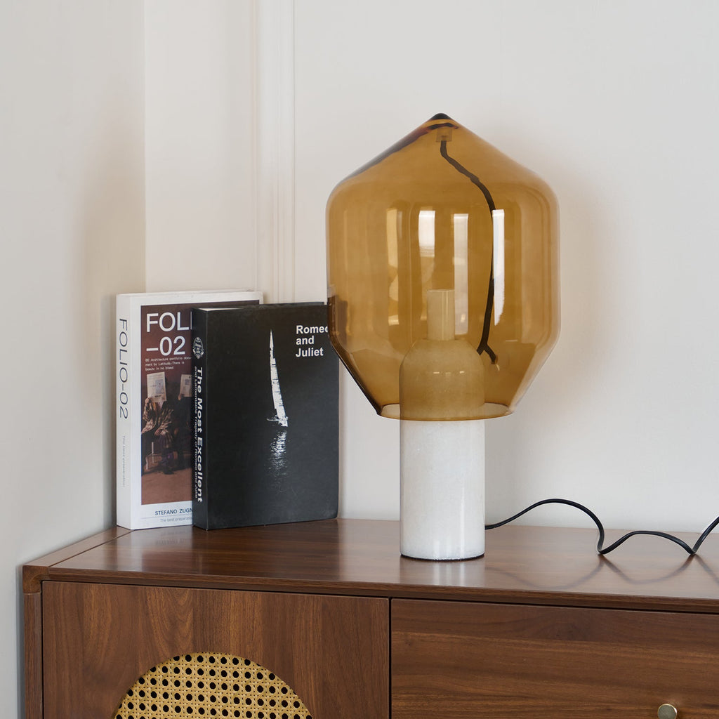 Lampe à poser moderne Gudik en Blanc marbre et ambre verre