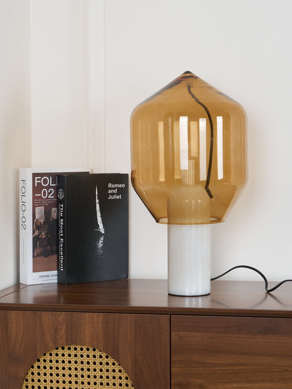 Lampe à poser moderne Gudik en Noir marbre et ambre verre
