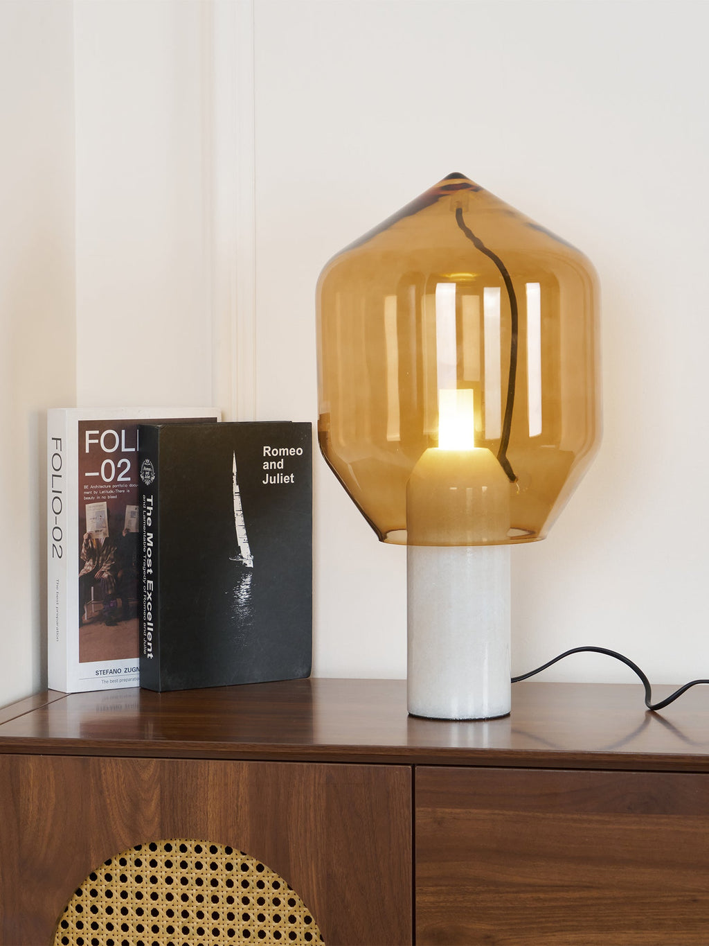 Lampe à poser moderne Gudik en Blanc marbre et verre fumé