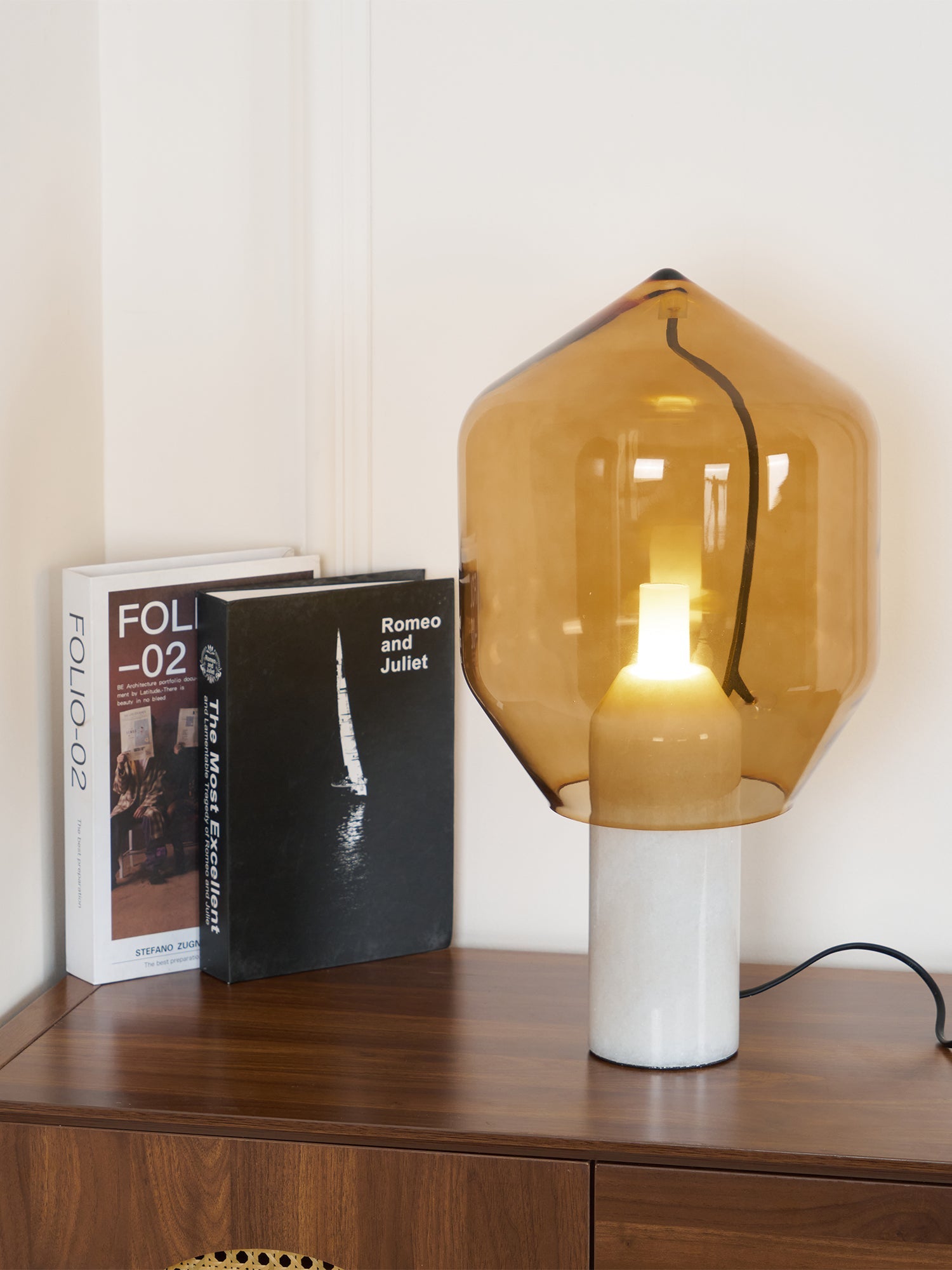 Lampe à poser moderne Gudik en Blanc marbre et ambre verre