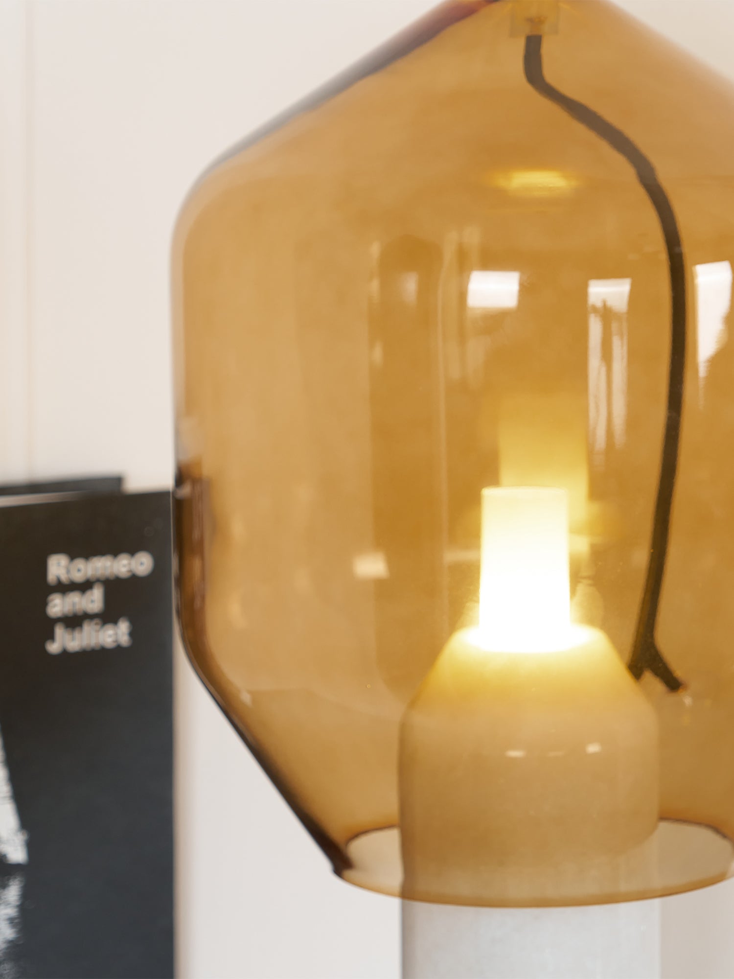 Lampe à poser moderne Gudik en Noir marbre et verre fumé