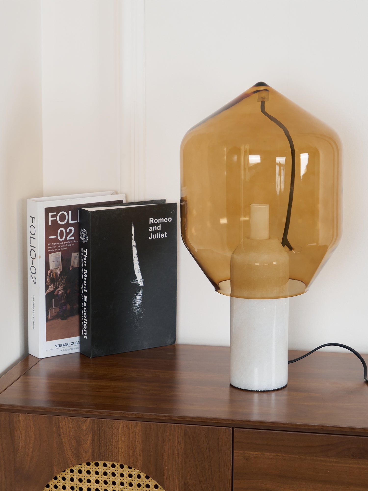 Lampe à poser moderne Gudik en Blanc marbre et verre fumé