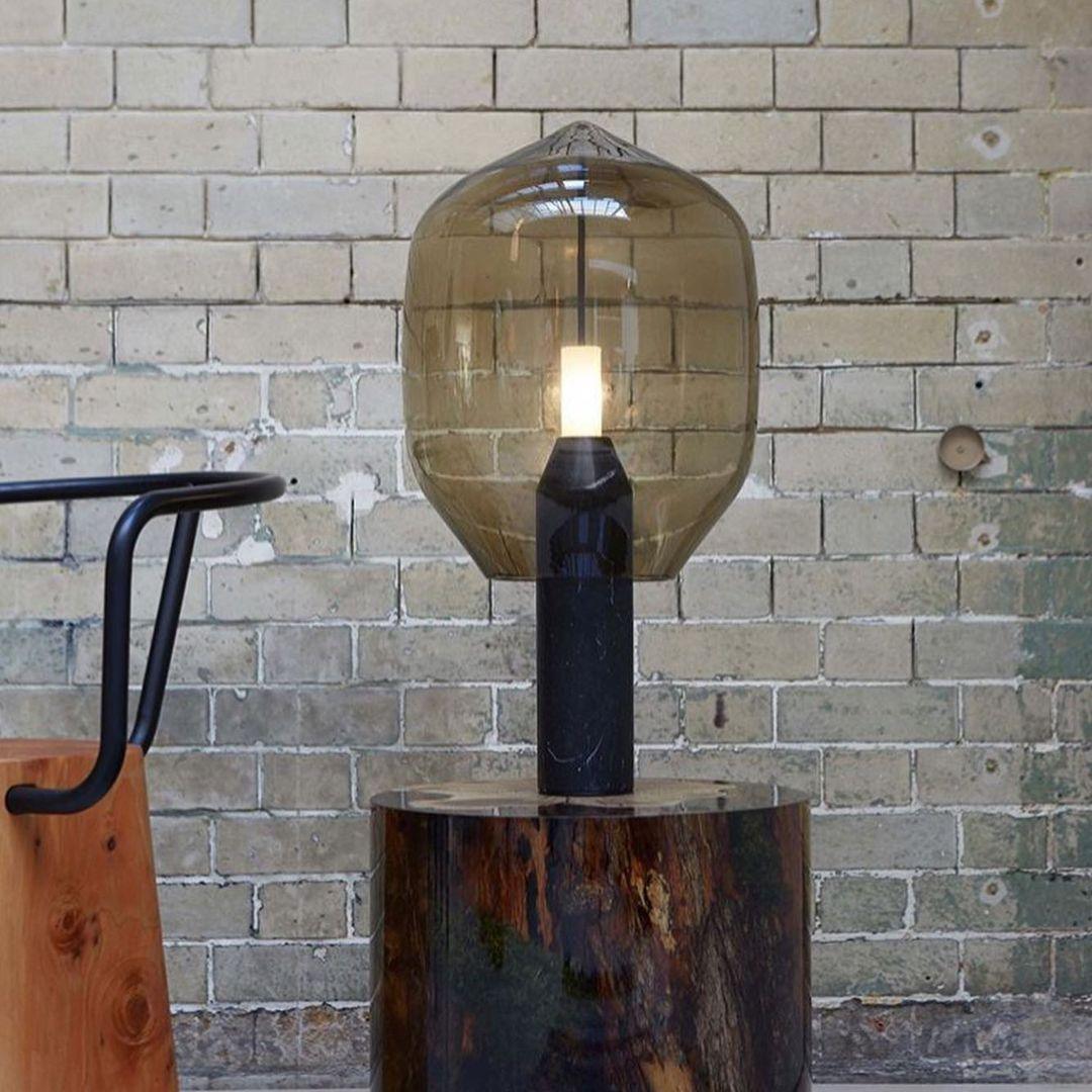 Lampe à poser moderne Gudik en Blanc marbre et ambre verre