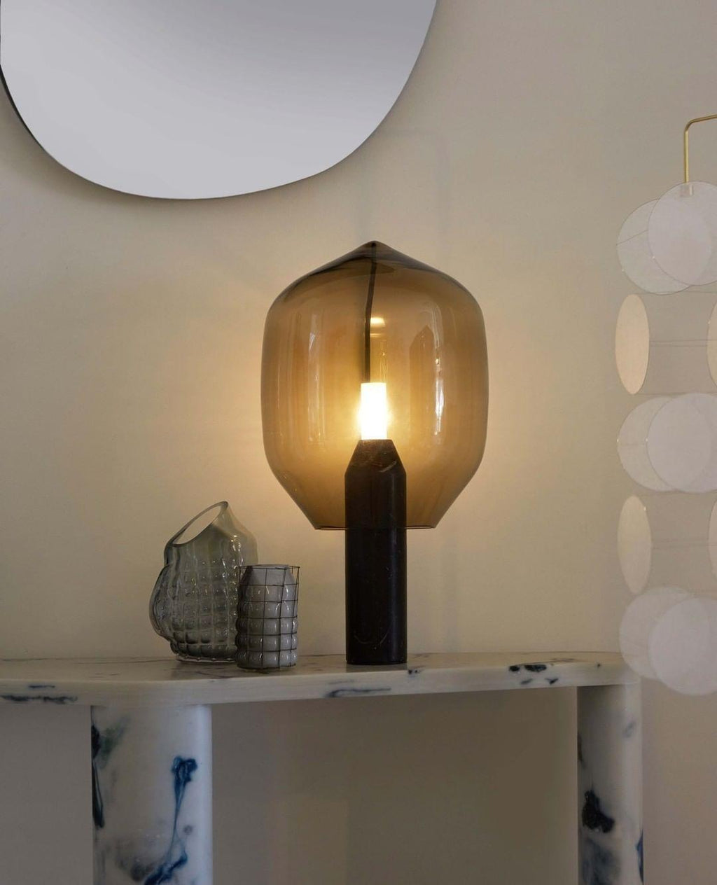 Lampe à poser moderne Gudik en Noir marbre et ambre verre