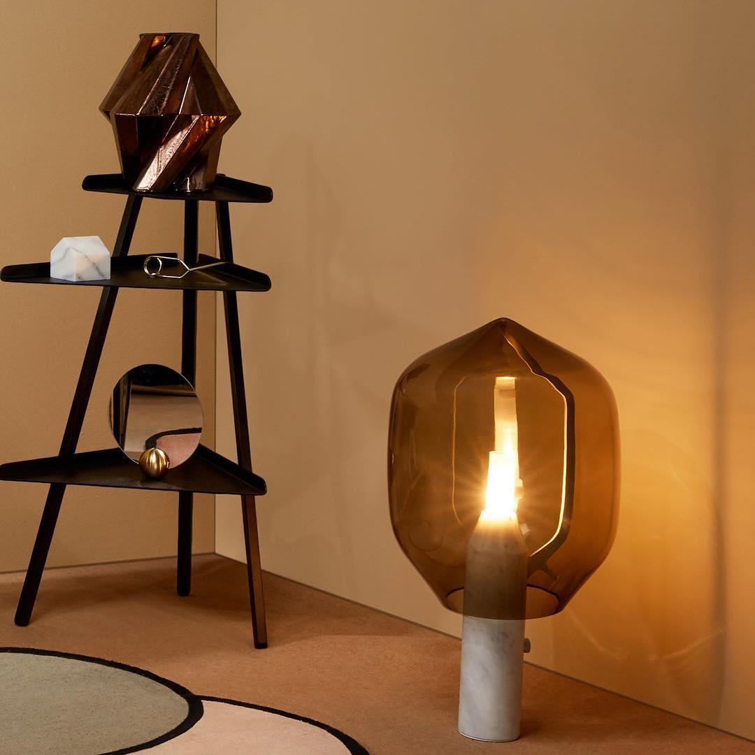 Lampe à poser moderne Gudik en Blanc marbre et ambre verre