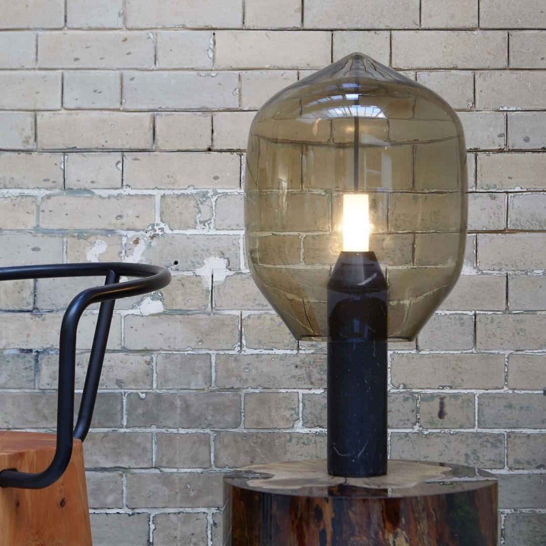 Lampe à poser moderne Gudik en Blanc marbre et ambre verre