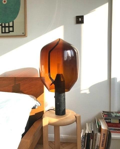 Lampe à poser moderne Gudik en Noir marbre et ambre verre