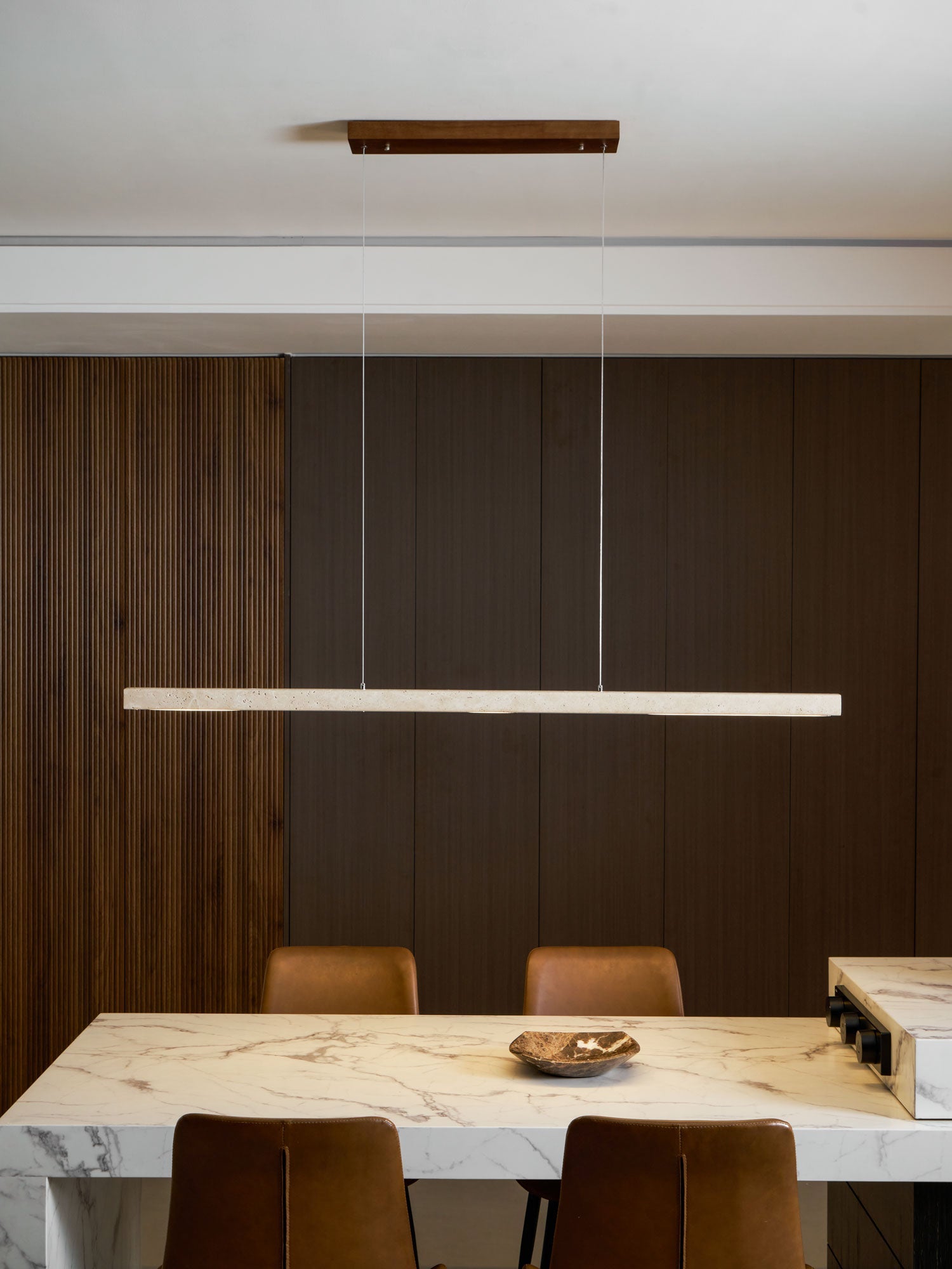 Suspension moderne Wilder en Noyer bois et travertin jaune