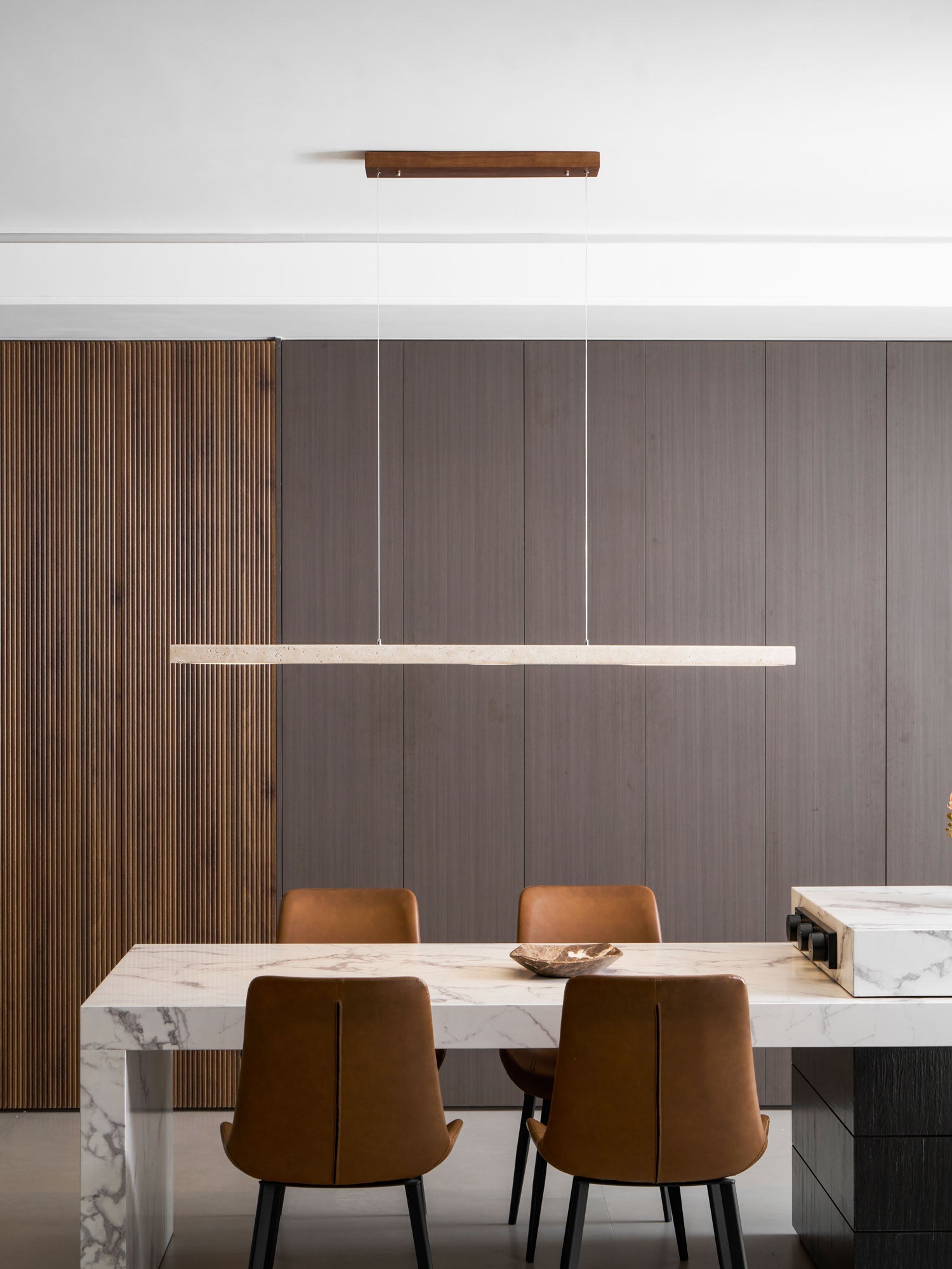 Suspension moderne Wilder en Bois et travertin jaune