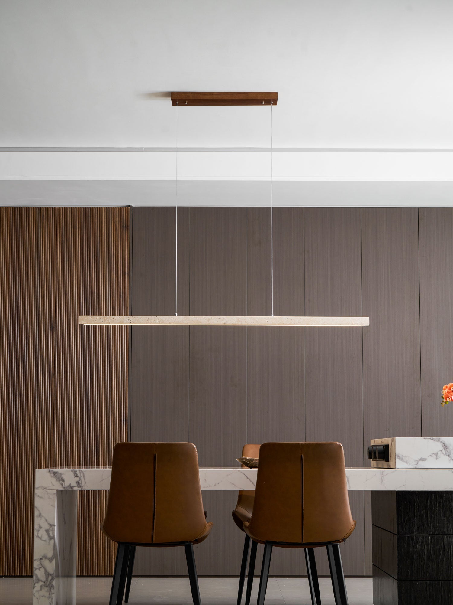 Suspension moderne Wilder en Noyer bois et travertin jaune