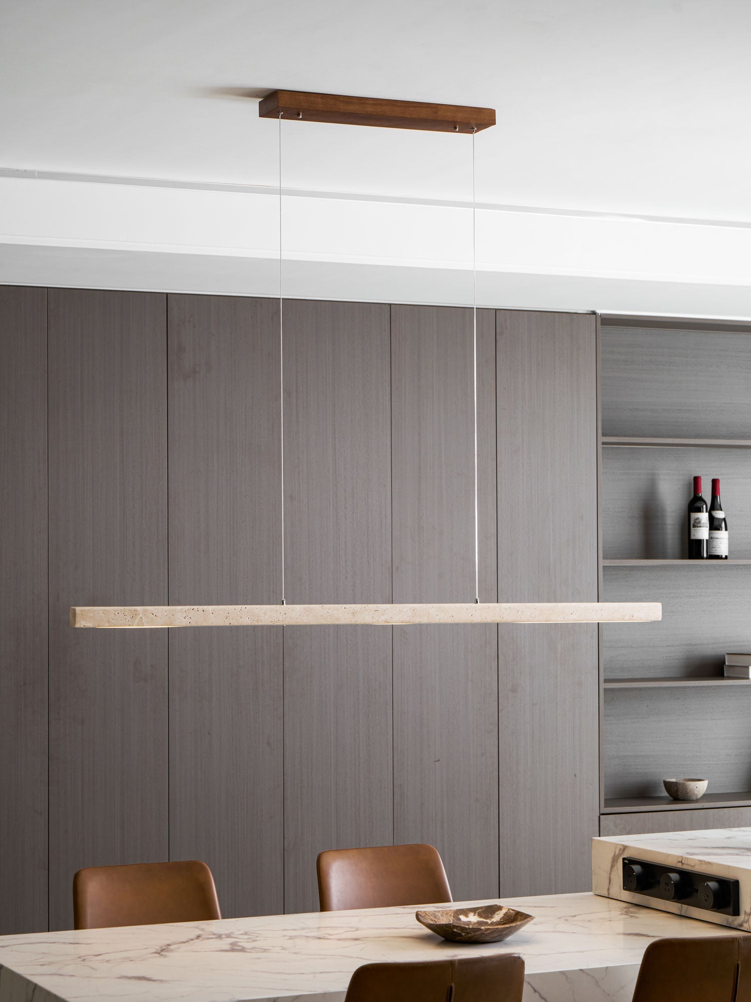 Suspension moderne Wilder en Noyer bois et travertin jaune
