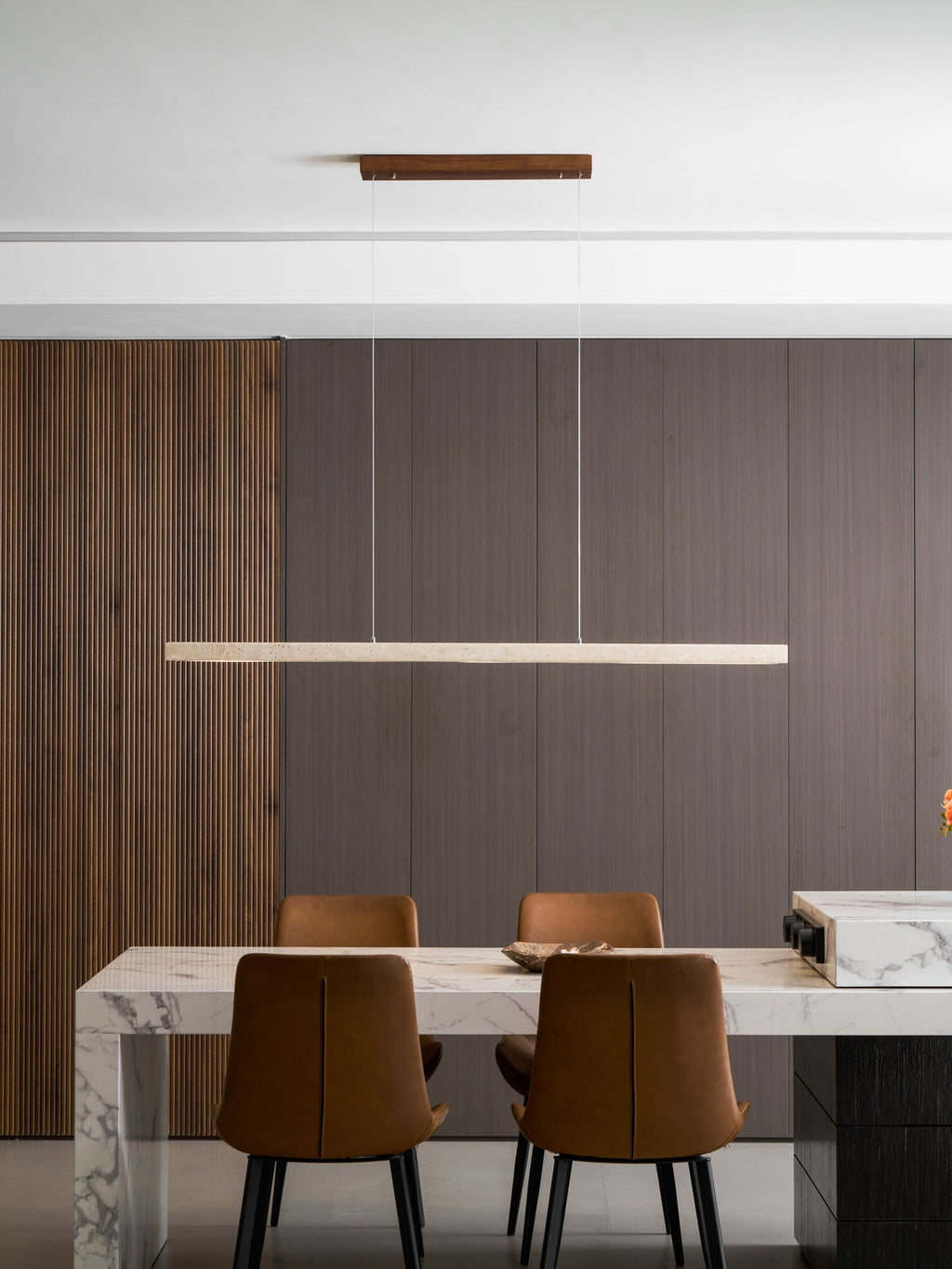 Suspension moderne Wilder en Noyer bois et travertin jaune