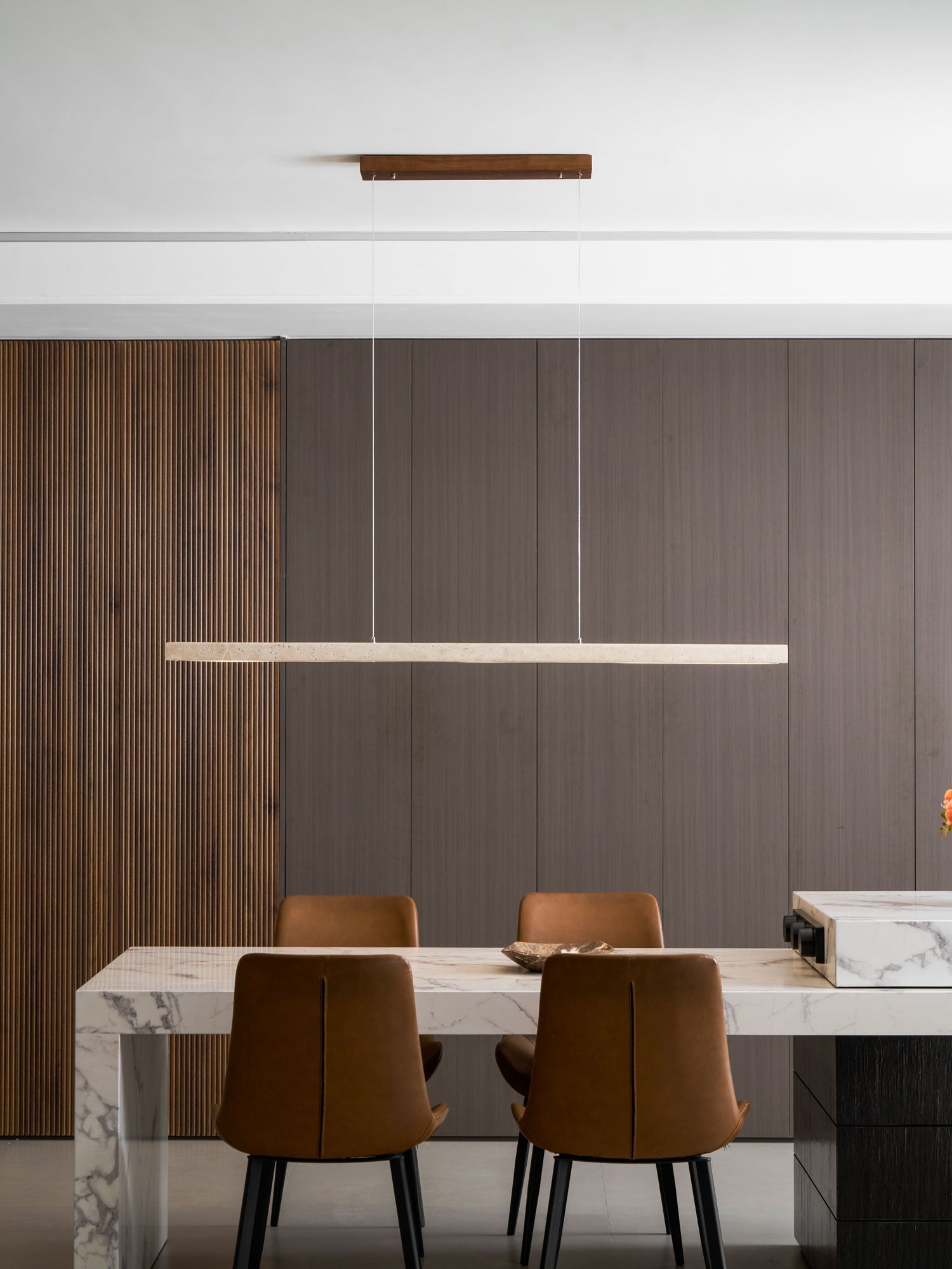 Suspension moderne Wilder en Noyer bois et travertin jaune