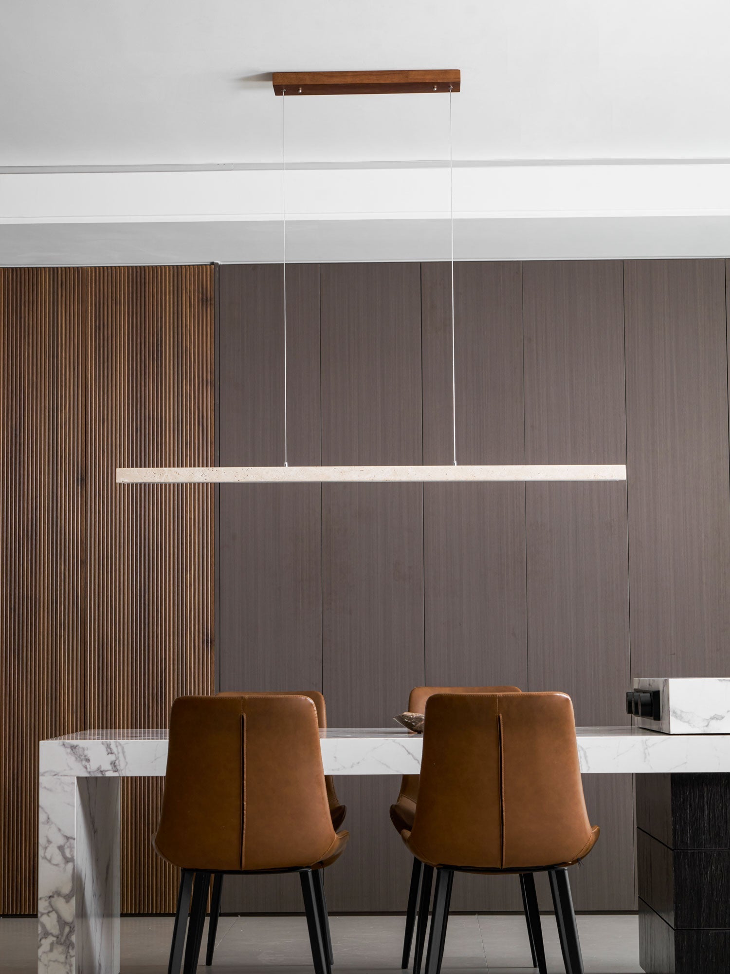 Suspension moderne Wilder en Noyer bois et travertin jaune
