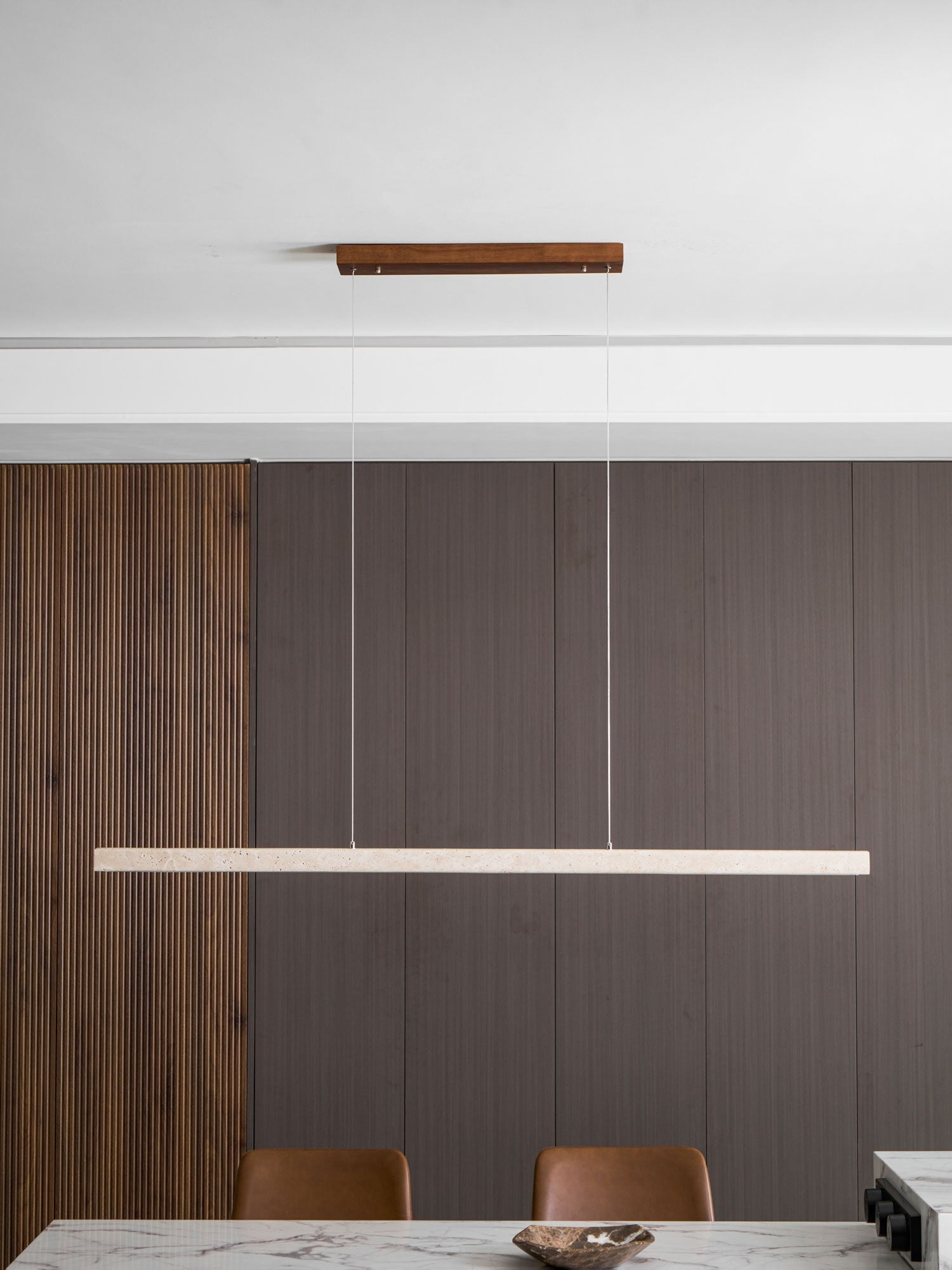 Suspension moderne Wilder en Noyer bois et travertin jaune
