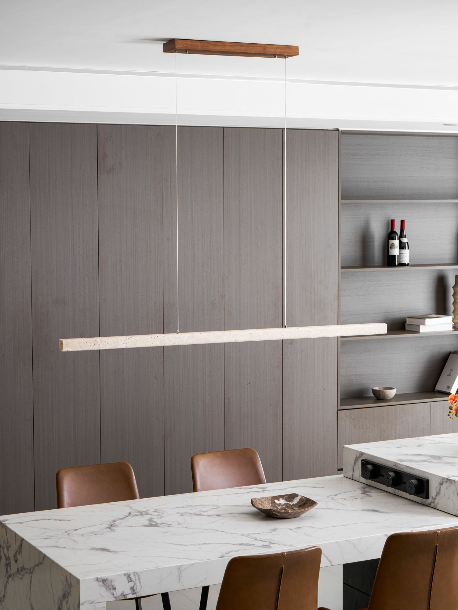 Suspension moderne Wilder en Noyer bois et travertin jaune