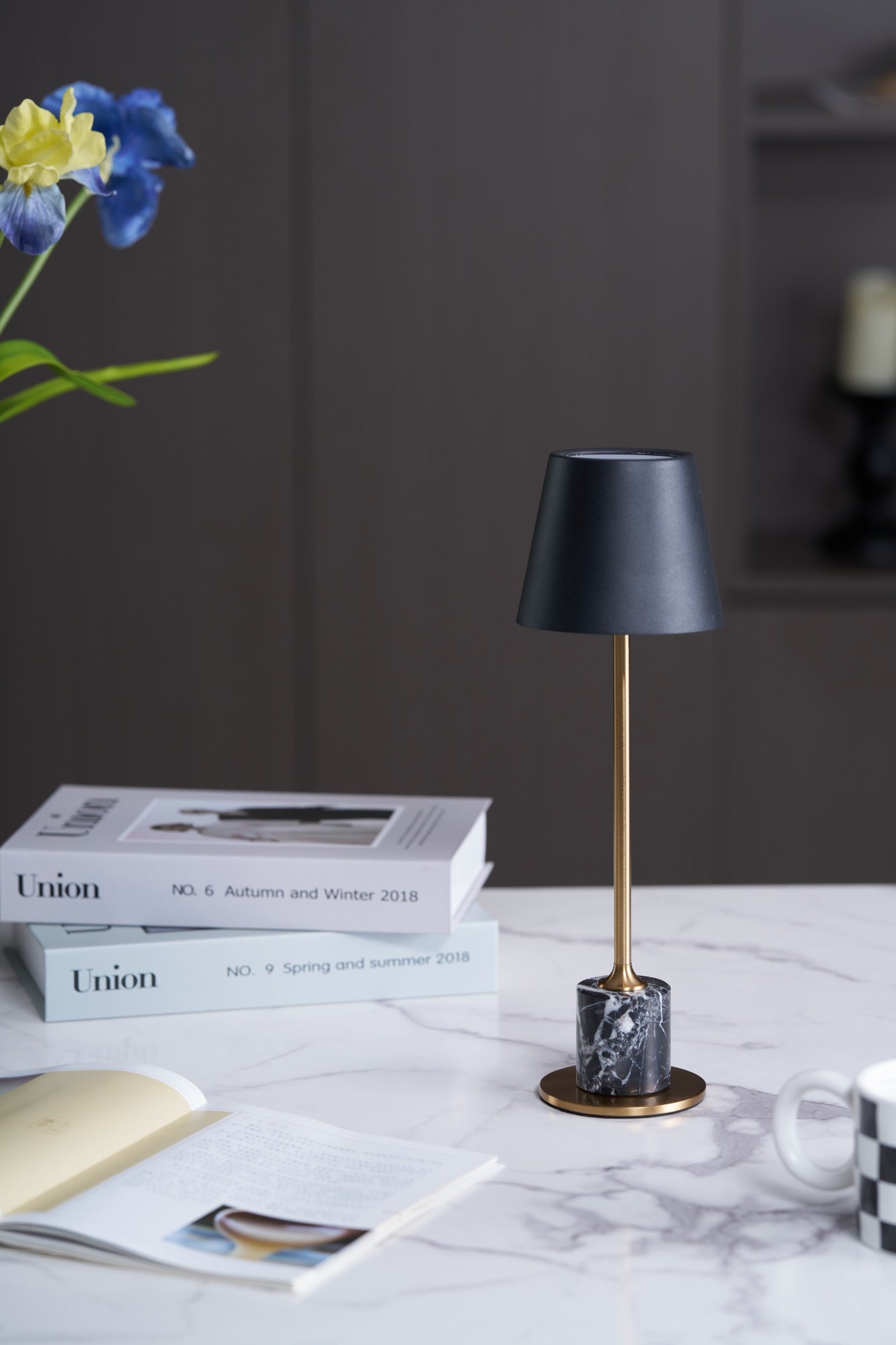 Lampe à poser moderne Alastair en Marbre Noir et doré
