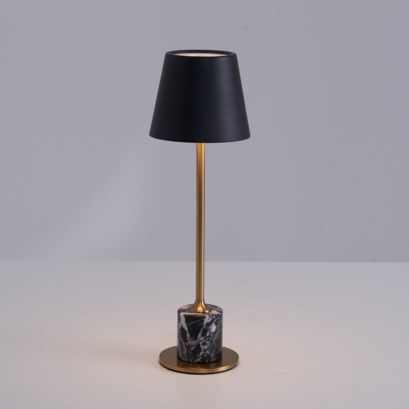 Lampe à poser moderne Alastair en Marbre Noir et doré