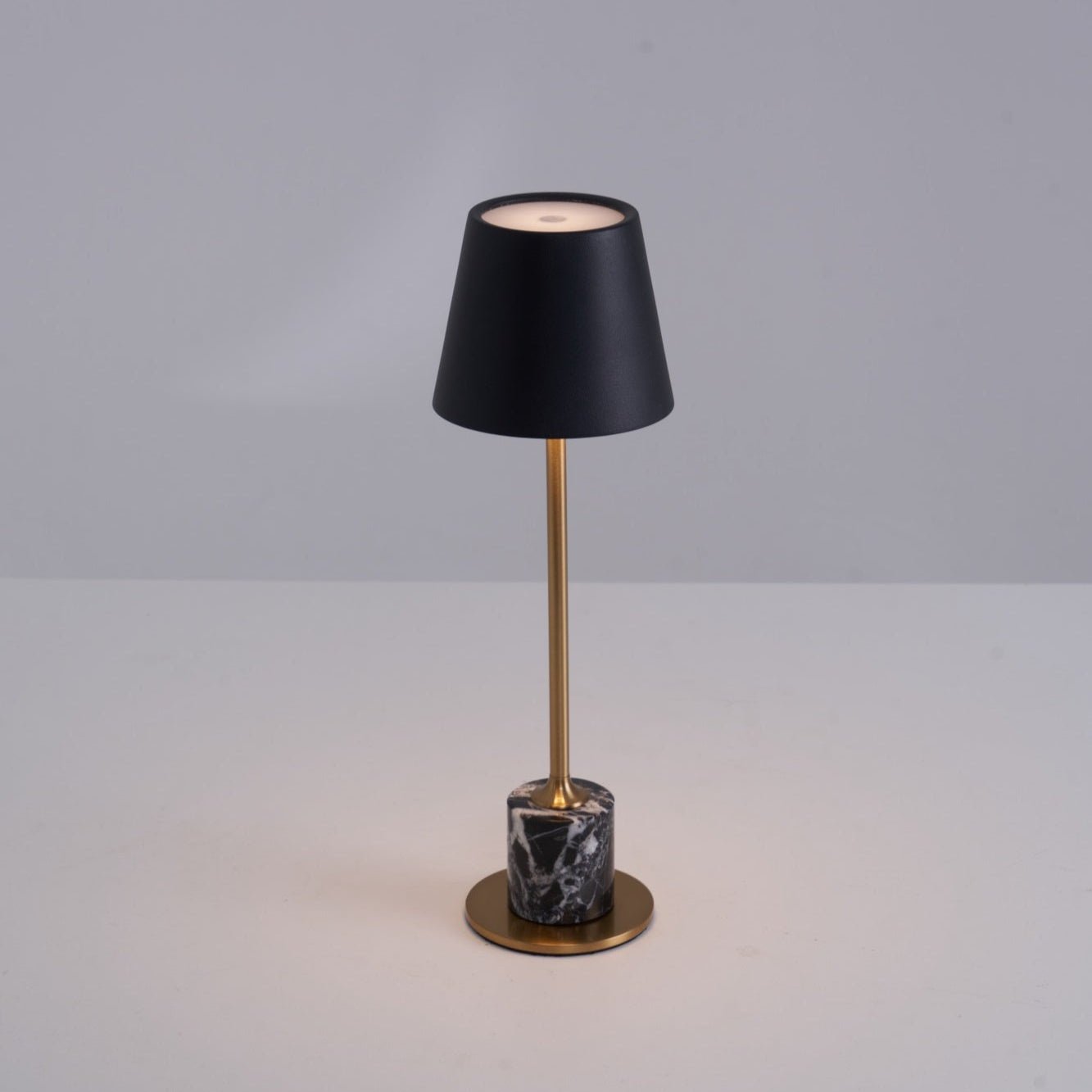Lampe à poser moderne Alastair en Marbre Noir et doré