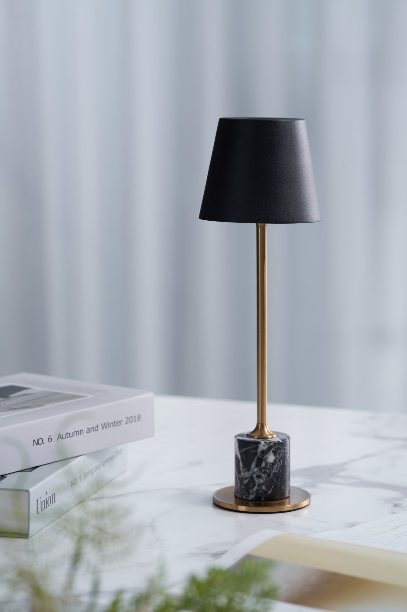 Lampe à poser moderne Alastair en Marbre Noir et doré
