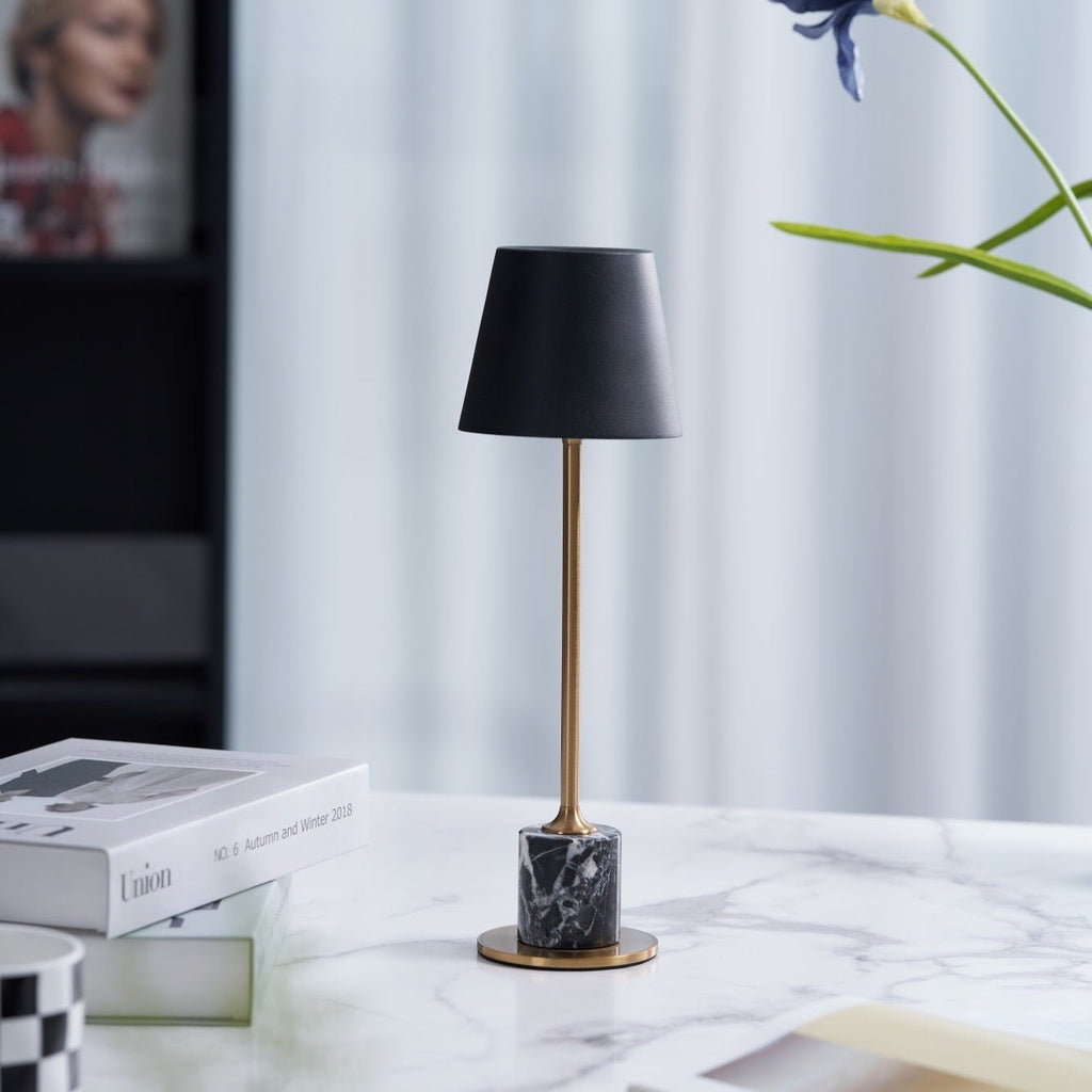 Lampe à poser moderne Alastair en Marbre Noir et doré