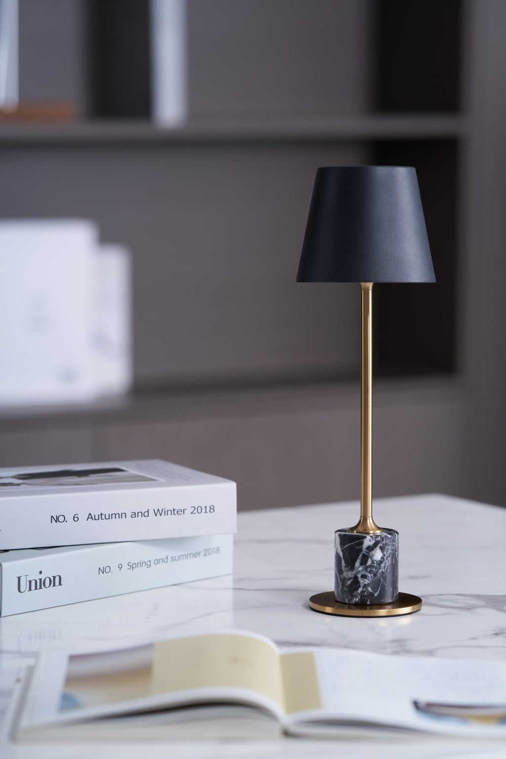 Lampe à poser moderne Alastair en Marbre Noir et doré