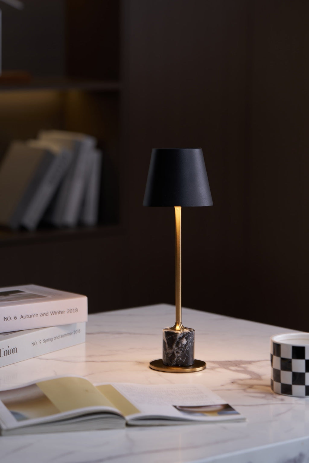 Lampe à poser moderne Alastair en Marbre Noir et doré